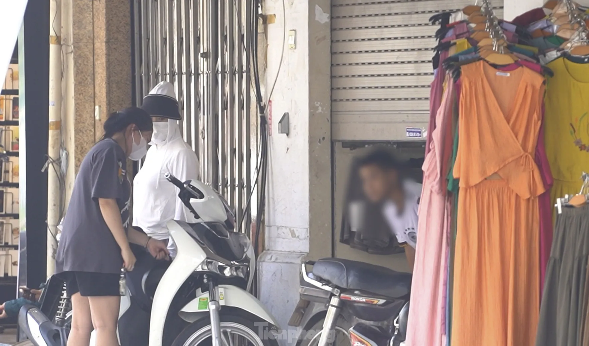 Cảnh mua bán, giao dịch thậm thụt giữa lòng phố cổ Hà Nội ảnh 12