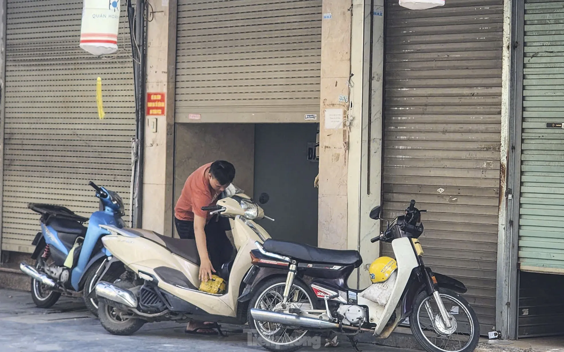 Cảnh mua bán, giao dịch thậm thụt giữa lòng phố cổ Hà Nội ảnh 9