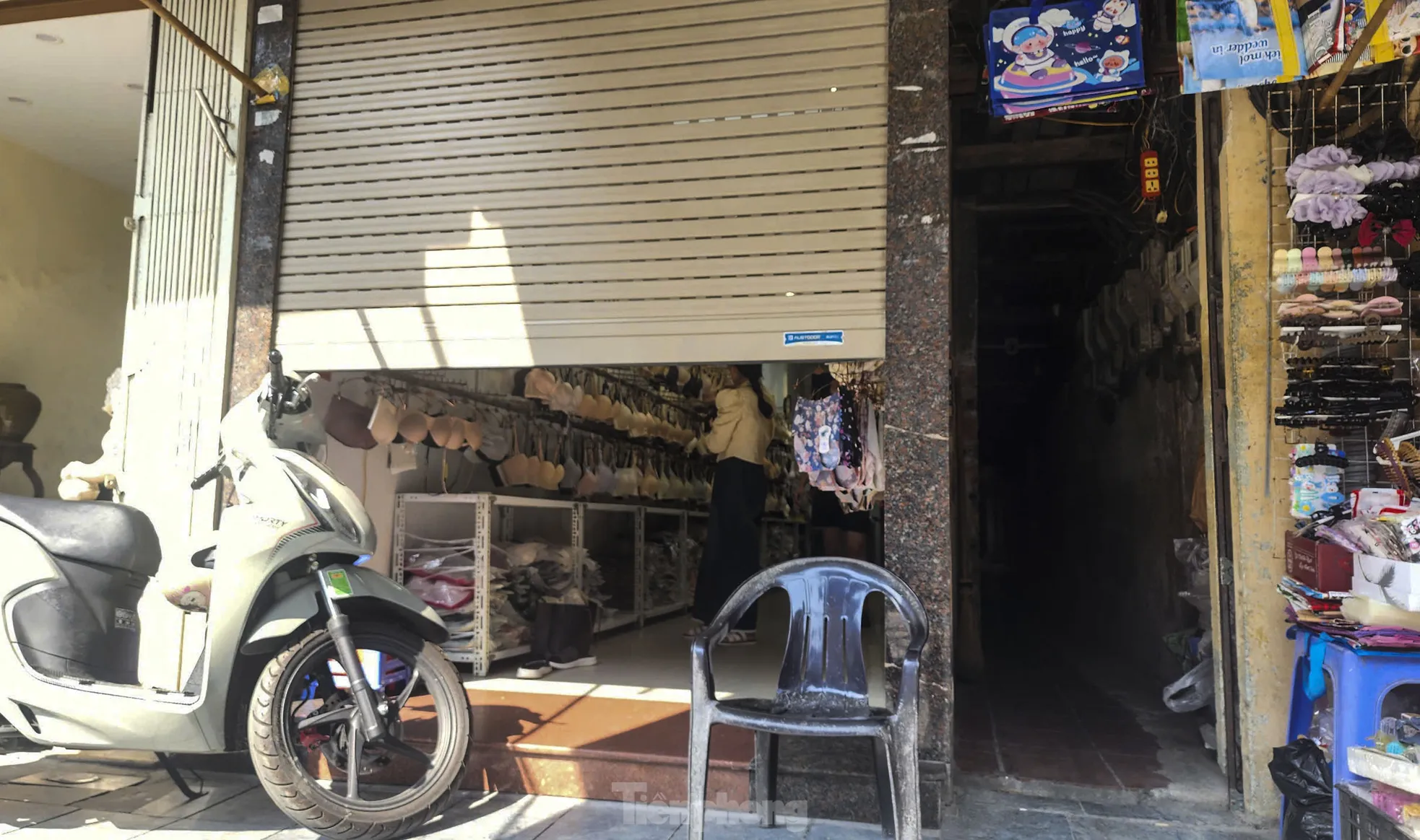 Cảnh mua bán, giao dịch thậm thụt giữa lòng phố cổ Hà Nội ảnh 16
