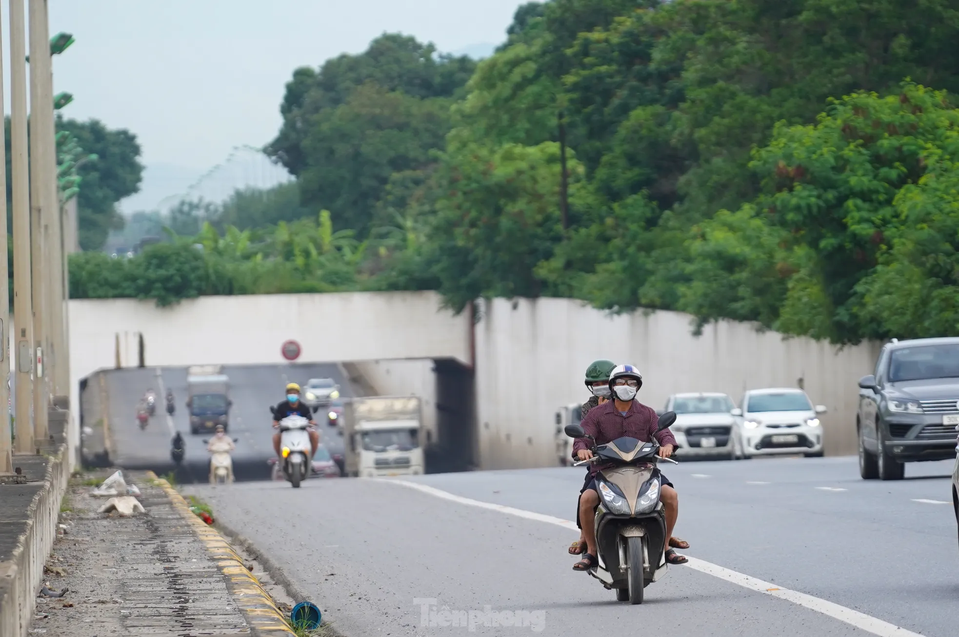 Xe máy tràn vào cao tốc Đại lộ Thăng Long 'né' ùn tắc ảnh 8