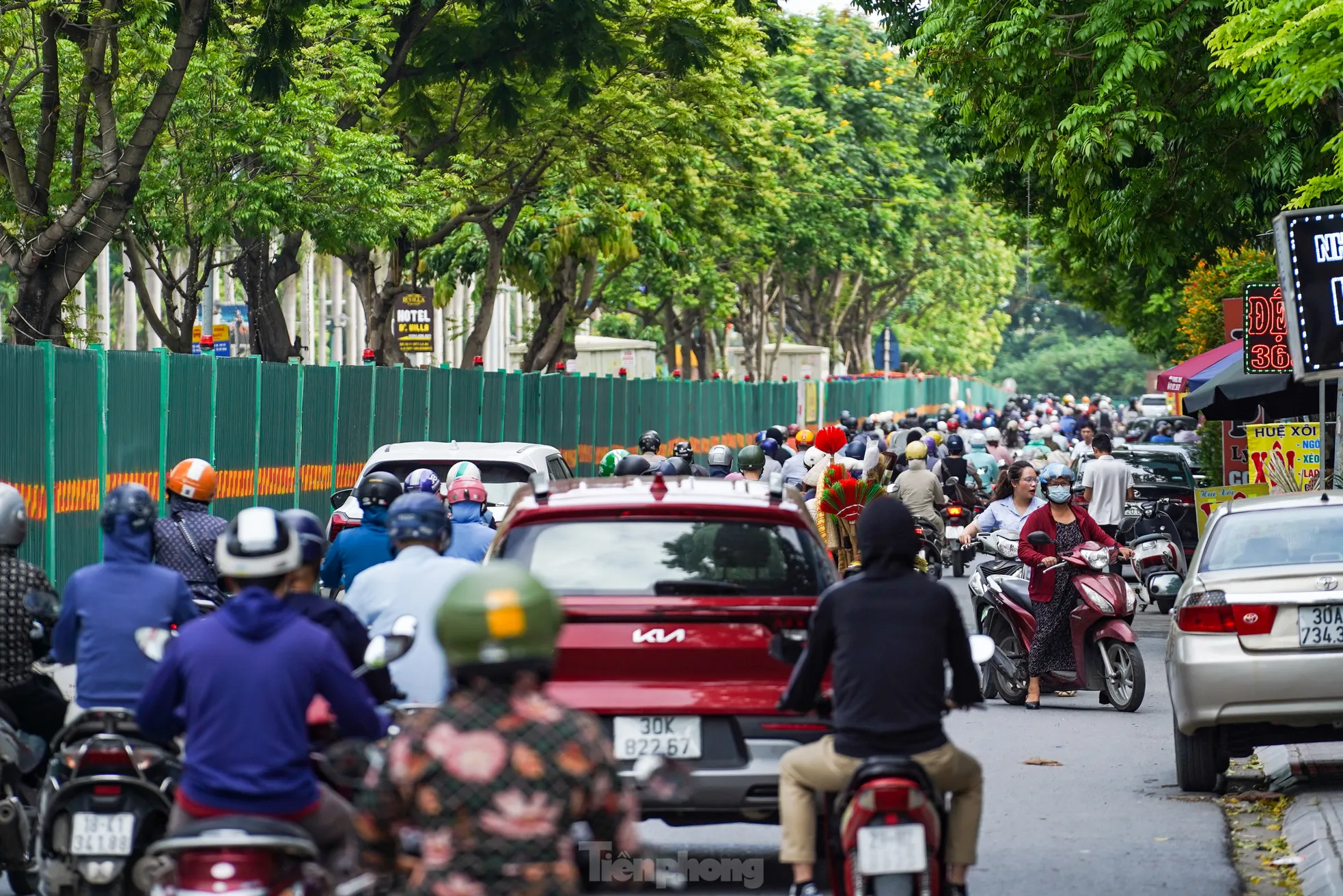 Xe máy tràn vào cao tốc Đại lộ Thăng Long 'né' ùn tắc ảnh 4