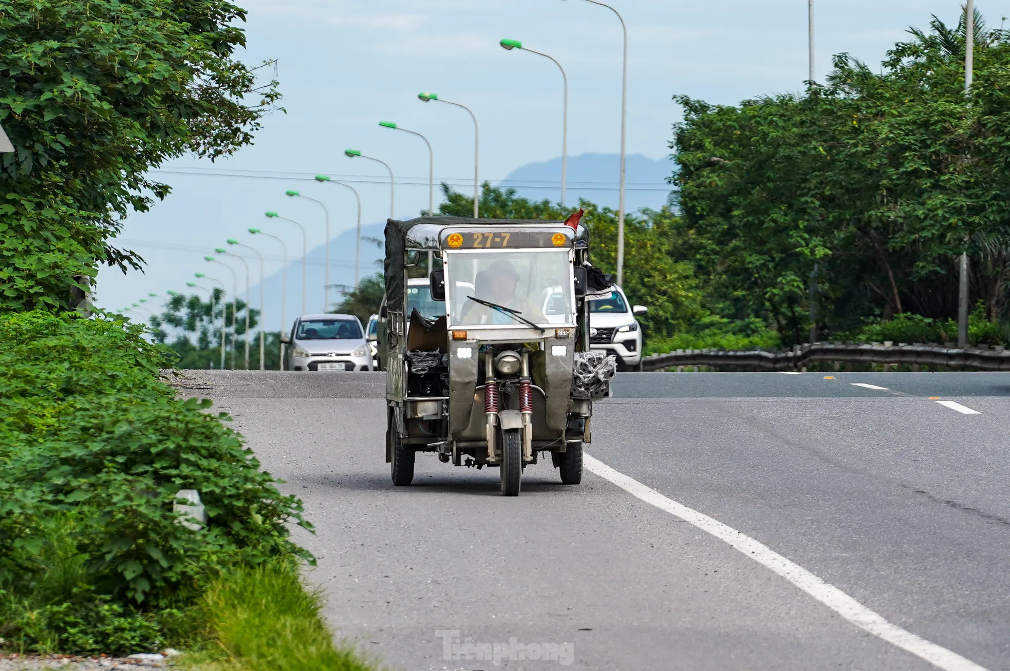 Xe máy tràn vào cao tốc Đại lộ Thăng Long 'né' ùn tắc ảnh 14