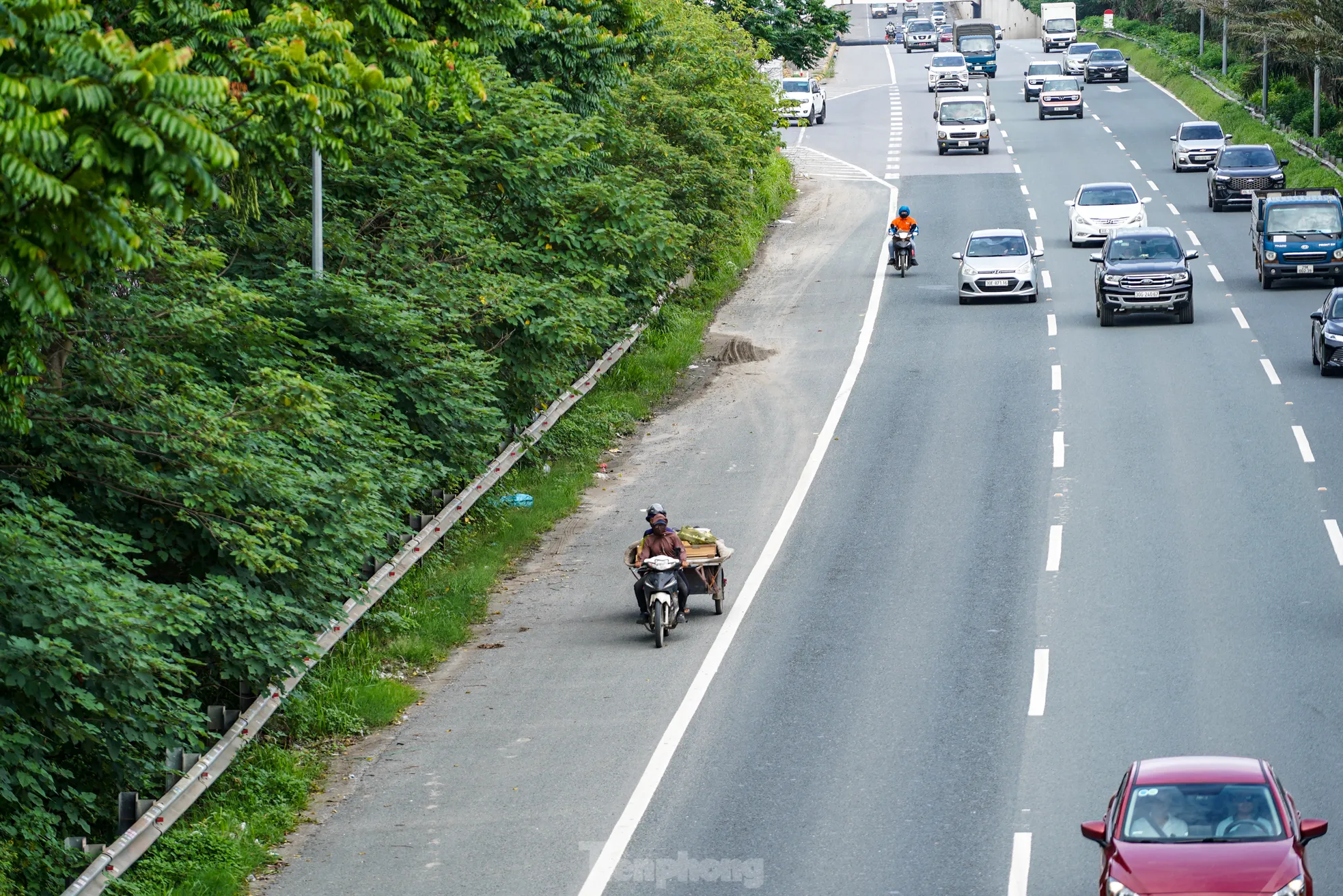 Xe máy tràn vào cao tốc Đại lộ Thăng Long 'né' ùn tắc ảnh 15