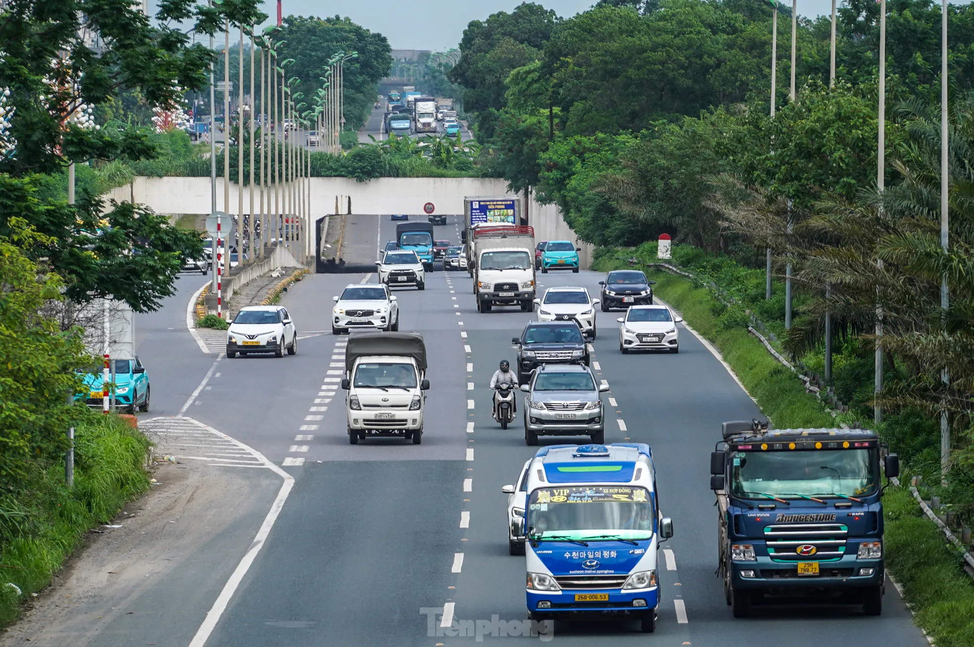 Xe máy tràn vào cao tốc Đại lộ Thăng Long 'né' ùn tắc ảnh 12