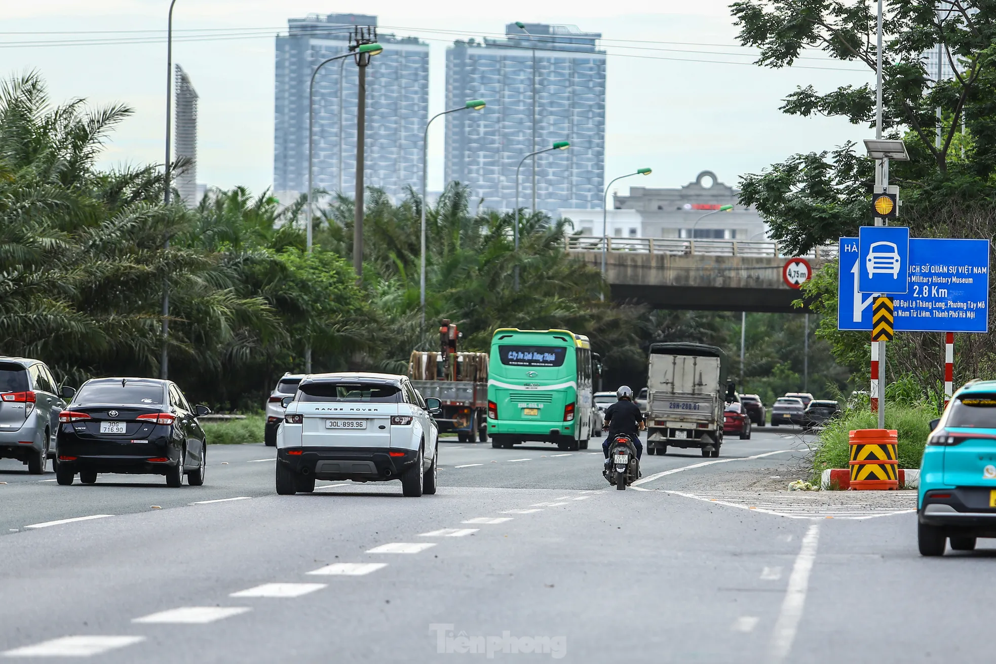 Xe máy tràn vào cao tốc Đại lộ Thăng Long 'né' ùn tắc ảnh 11
