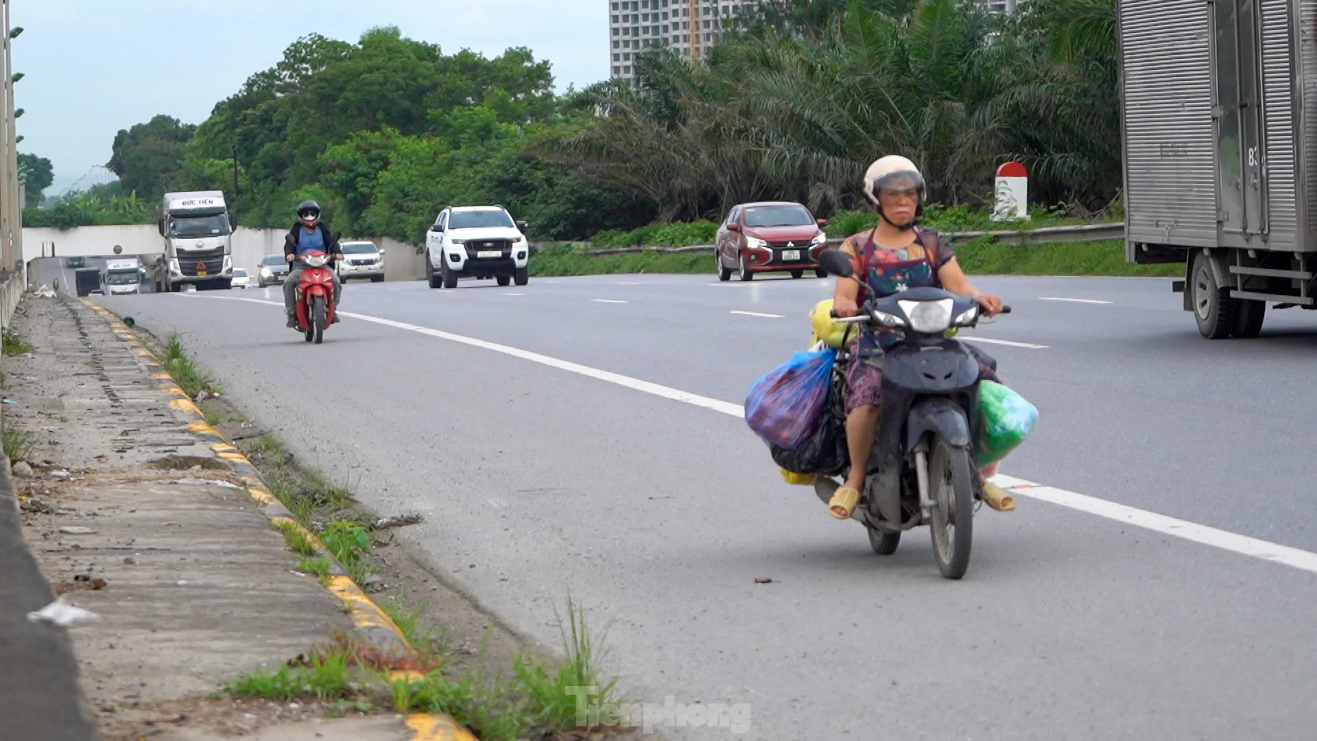Xe máy tràn vào cao tốc Đại lộ Thăng Long 'né' ùn tắc ảnh 10