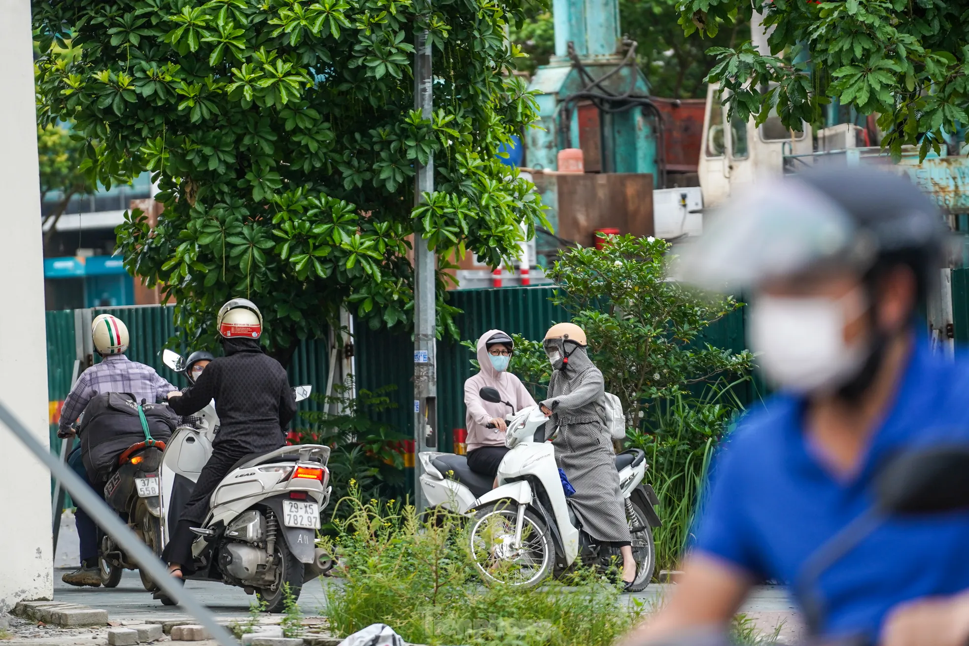 Xe máy tràn vào cao tốc Đại lộ Thăng Long 'né' ùn tắc ảnh 7