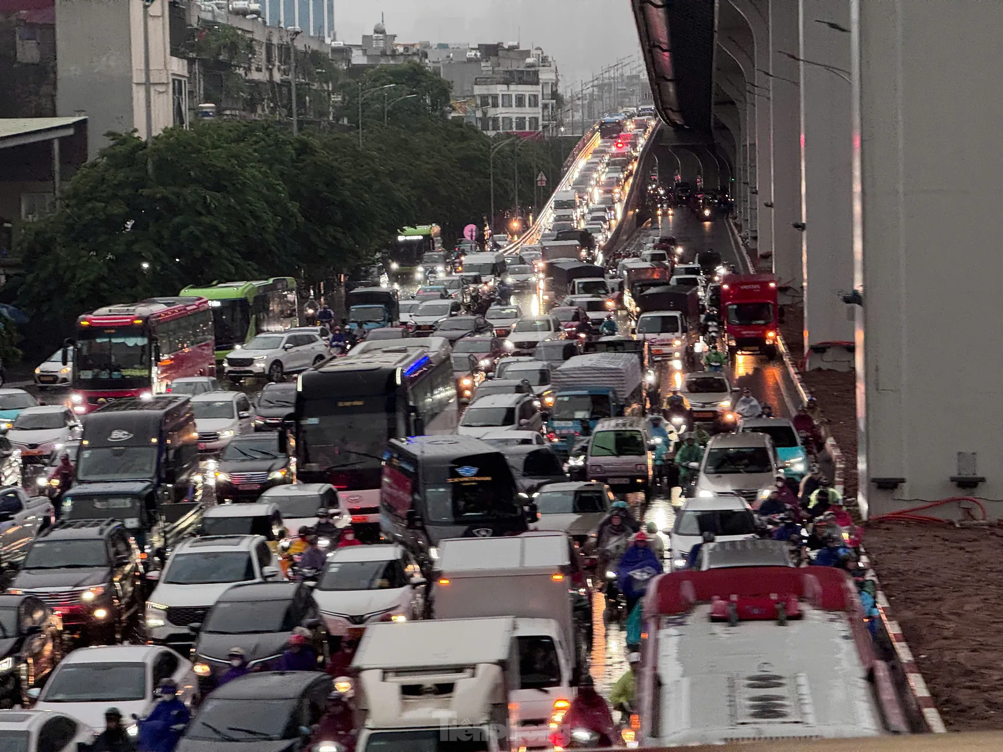 Mưa lớn tê liệt giao thông Hà Nội, người dân 'bơi' về nhà giữa phố ảnh 17