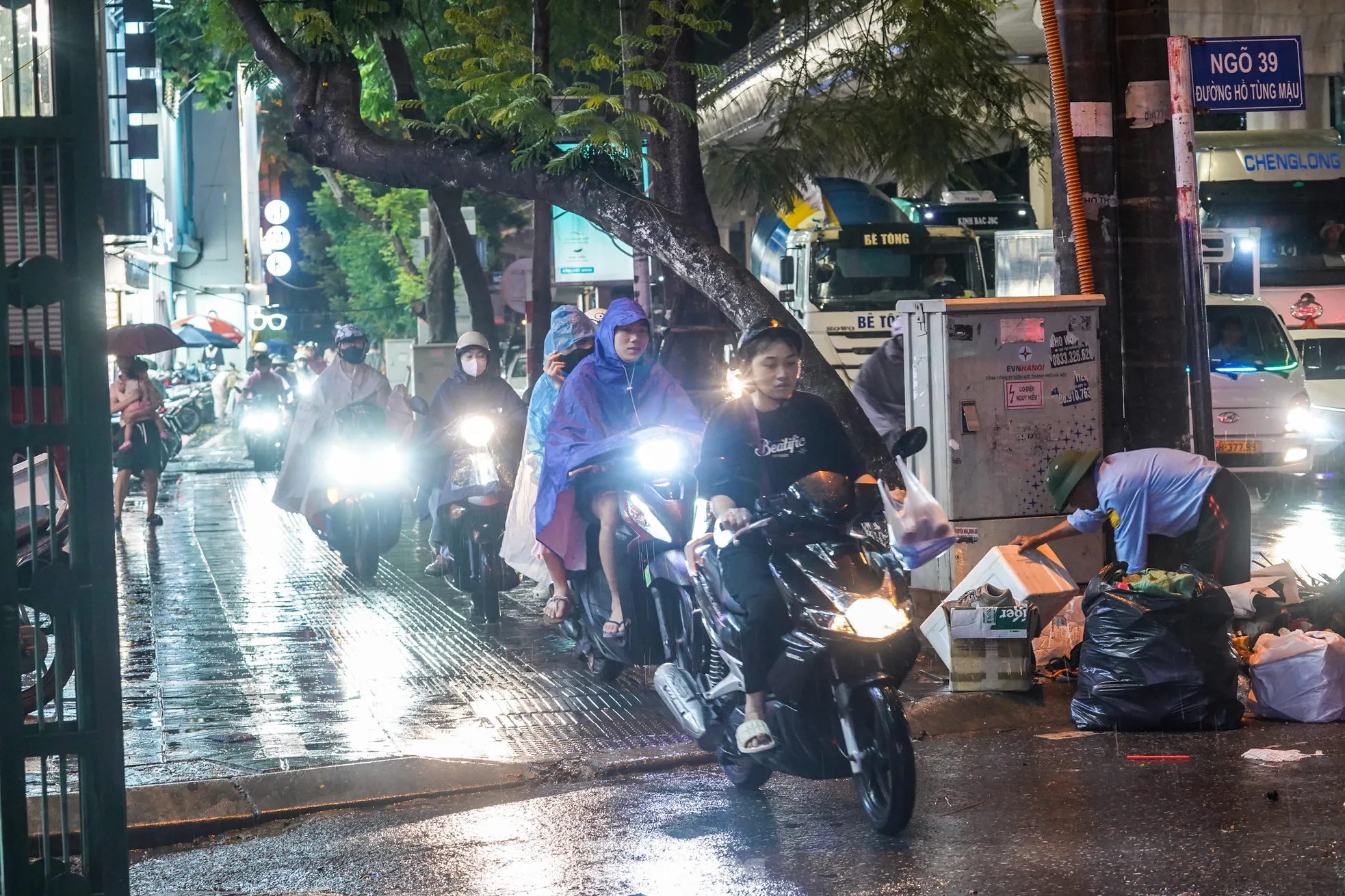 Sau cơn mưa là 'mệt và đói': Người Hà Nội lạc lối giữa tắc đường kéo dài đến đêm ảnh 11