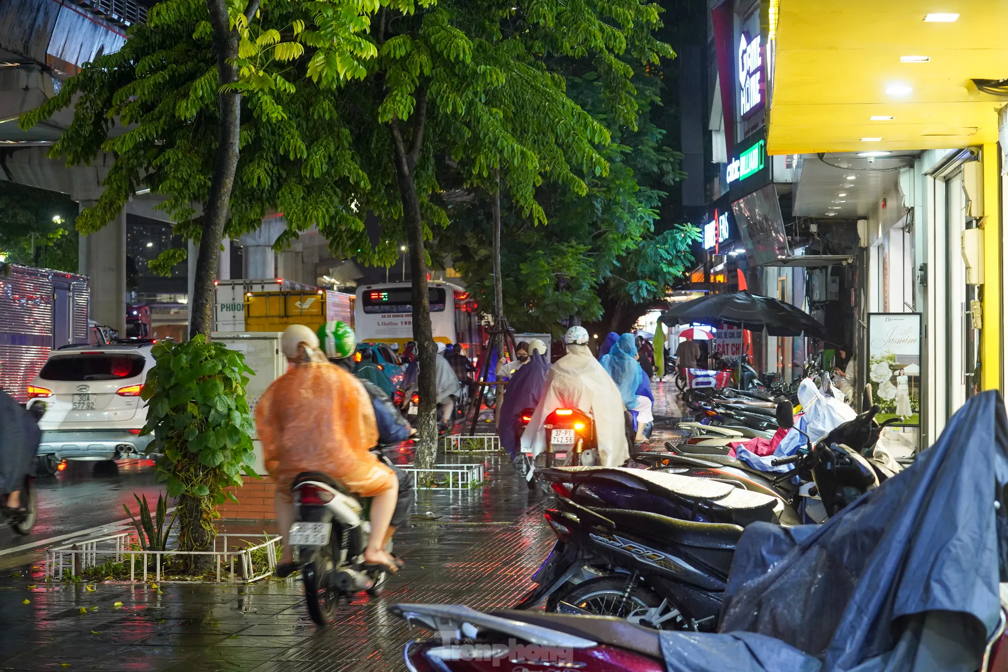 Sau cơn mưa là 'mệt và đói': Người Hà Nội lạc lối giữa tắc đường kéo dài đến đêm ảnh 12