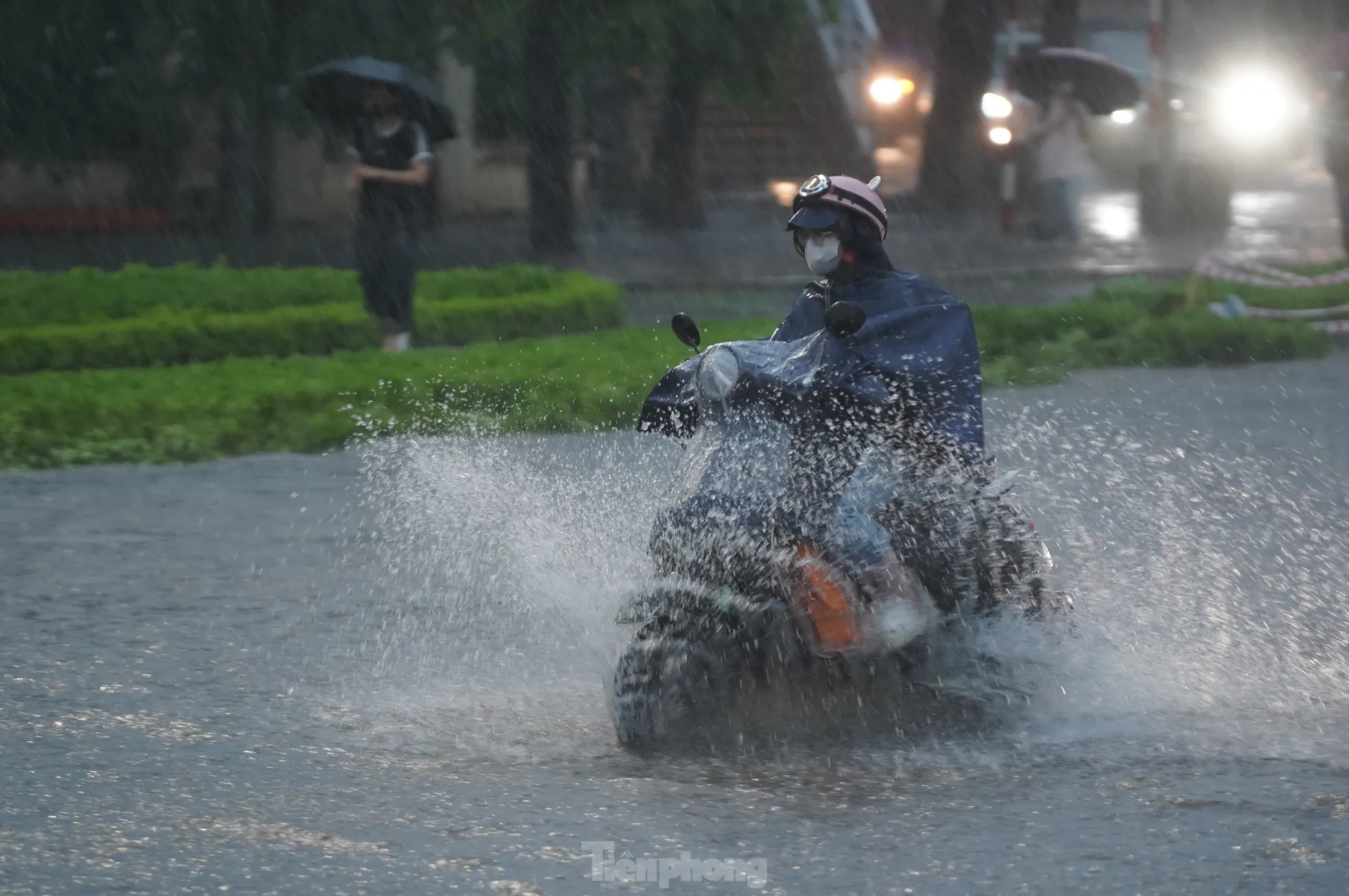 Mưa lớn tê liệt giao thông Hà Nội, người dân 'bơi' về nhà giữa phố ảnh 7