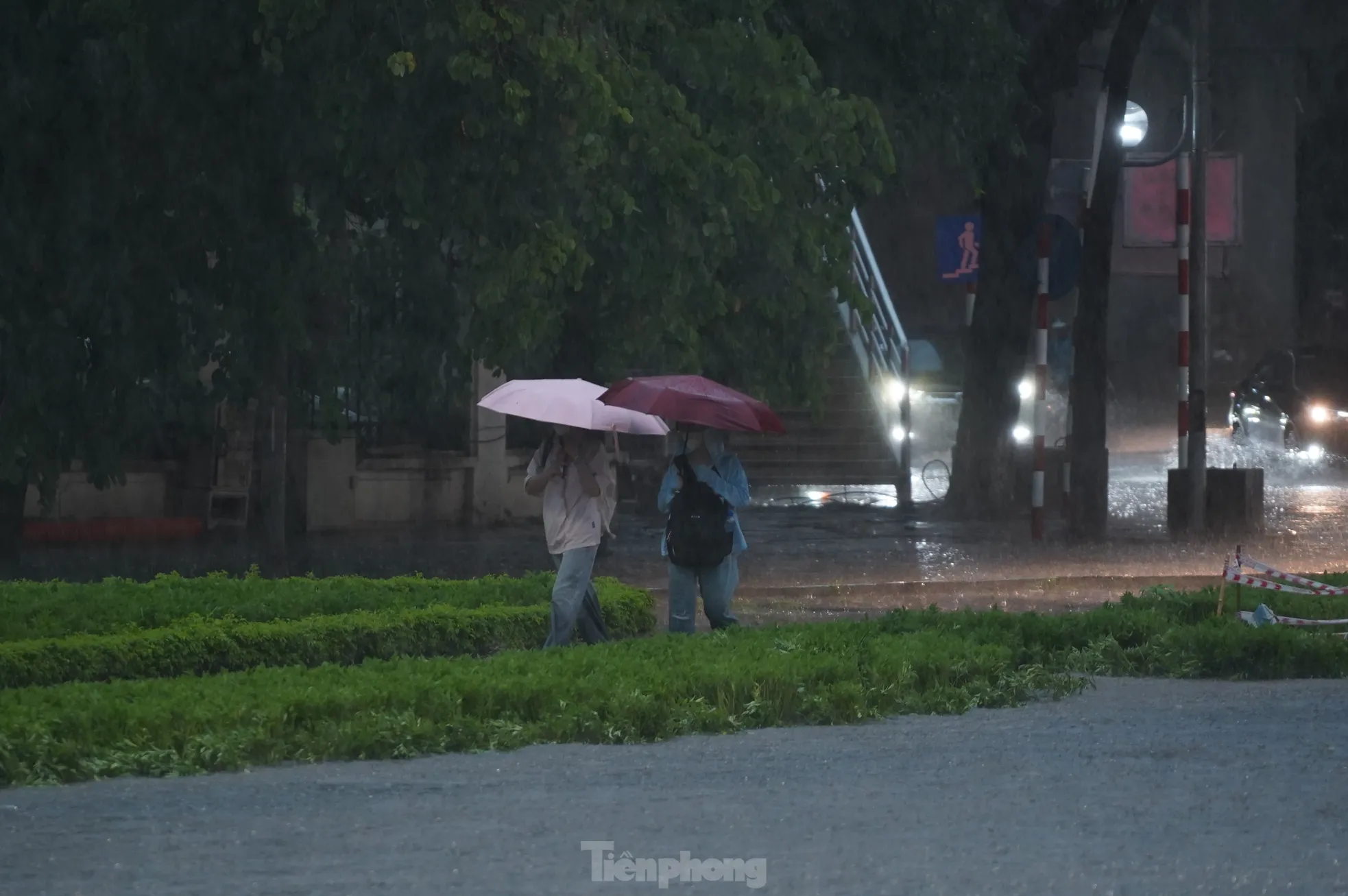 Mưa lớn tê liệt giao thông Hà Nội, người dân 'bơi' về nhà giữa phố ảnh 4