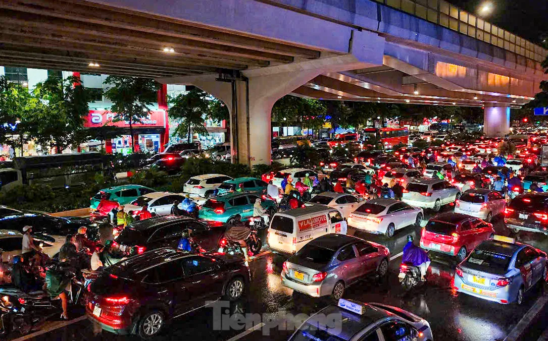 Sau cơn mưa là 'mệt và đói': Người Hà Nội lạc lối giữa tắc đường kéo dài đến đêm ảnh 17