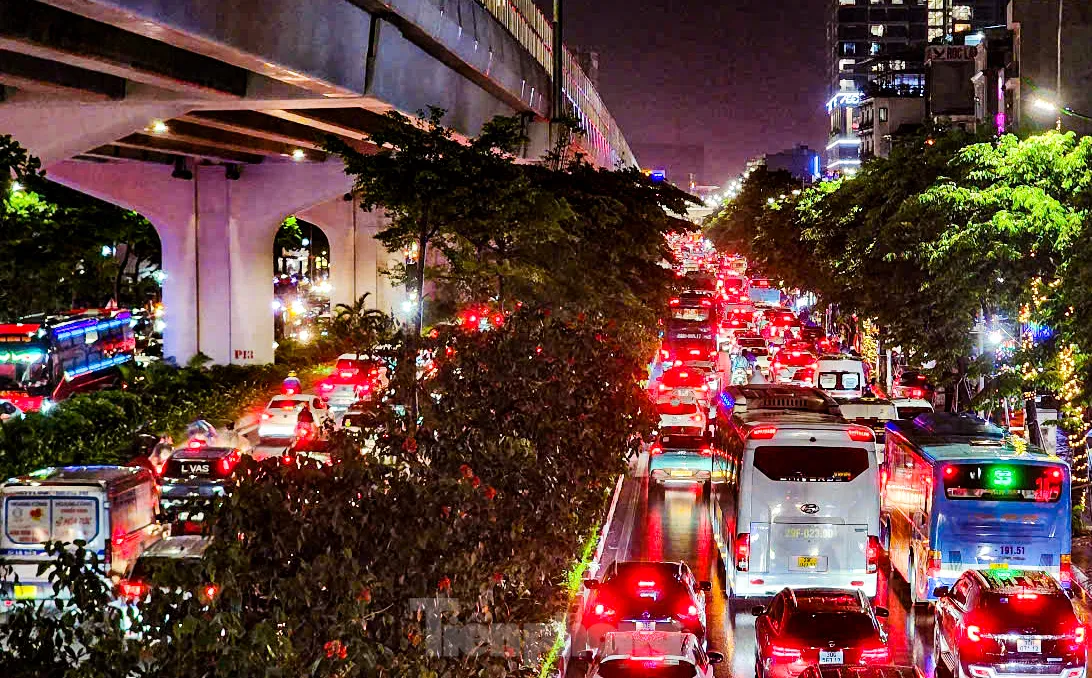 Sau cơn mưa là 'mệt và đói': Người Hà Nội lạc lối giữa tắc đường kéo dài đến đêm ảnh 16