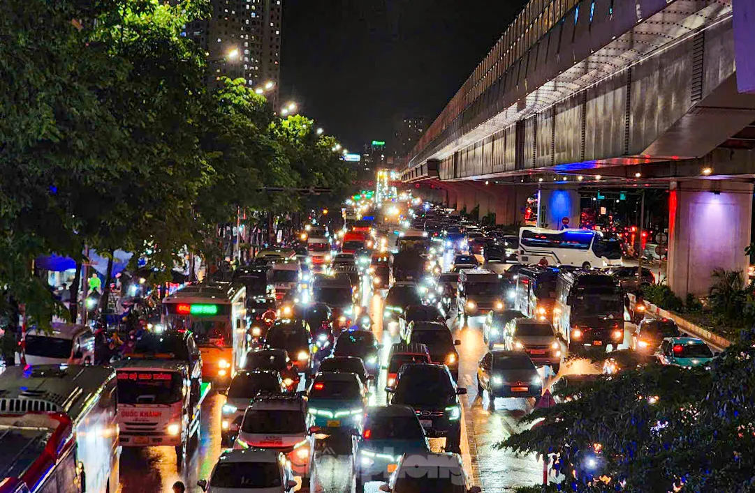 Sau cơn mưa là 'mệt và đói': Người Hà Nội lạc lối giữa tắc đường kéo dài đến đêm ảnh 9