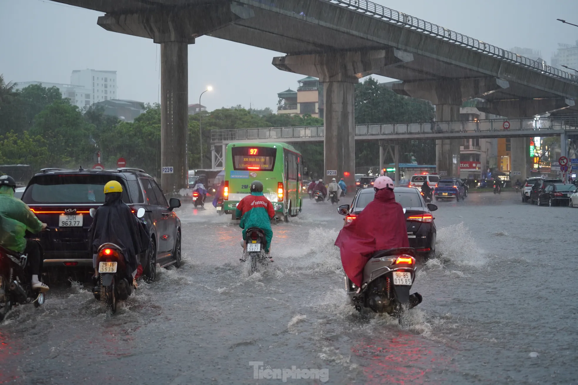 Mưa lớn tê liệt giao thông Hà Nội, người dân 'bơi' về nhà giữa phố ảnh 3