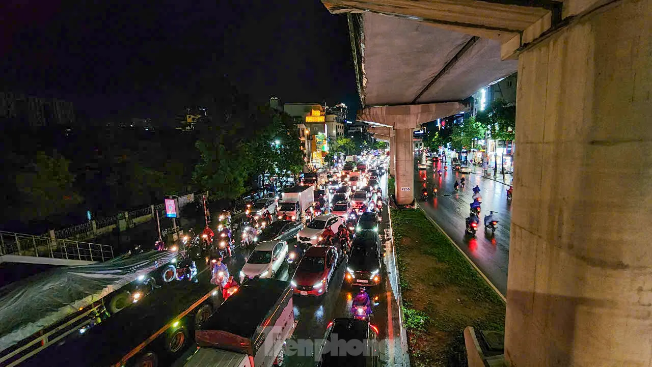 Sau cơn mưa là 'mệt và đói': Người Hà Nội lạc lối giữa tắc đường kéo dài đến đêm ảnh 10