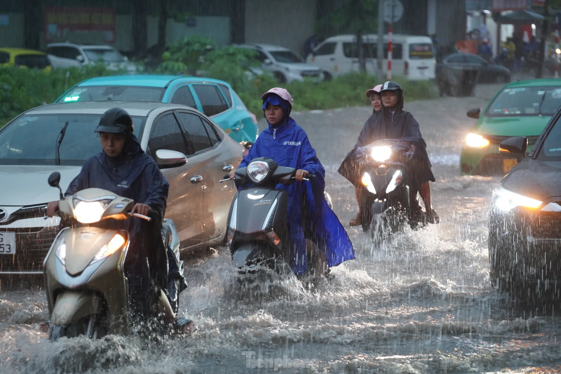 Mưa lớn tê liệt giao thông Hà Nội, người dân 'bơi' về nhà giữa phố ảnh 2