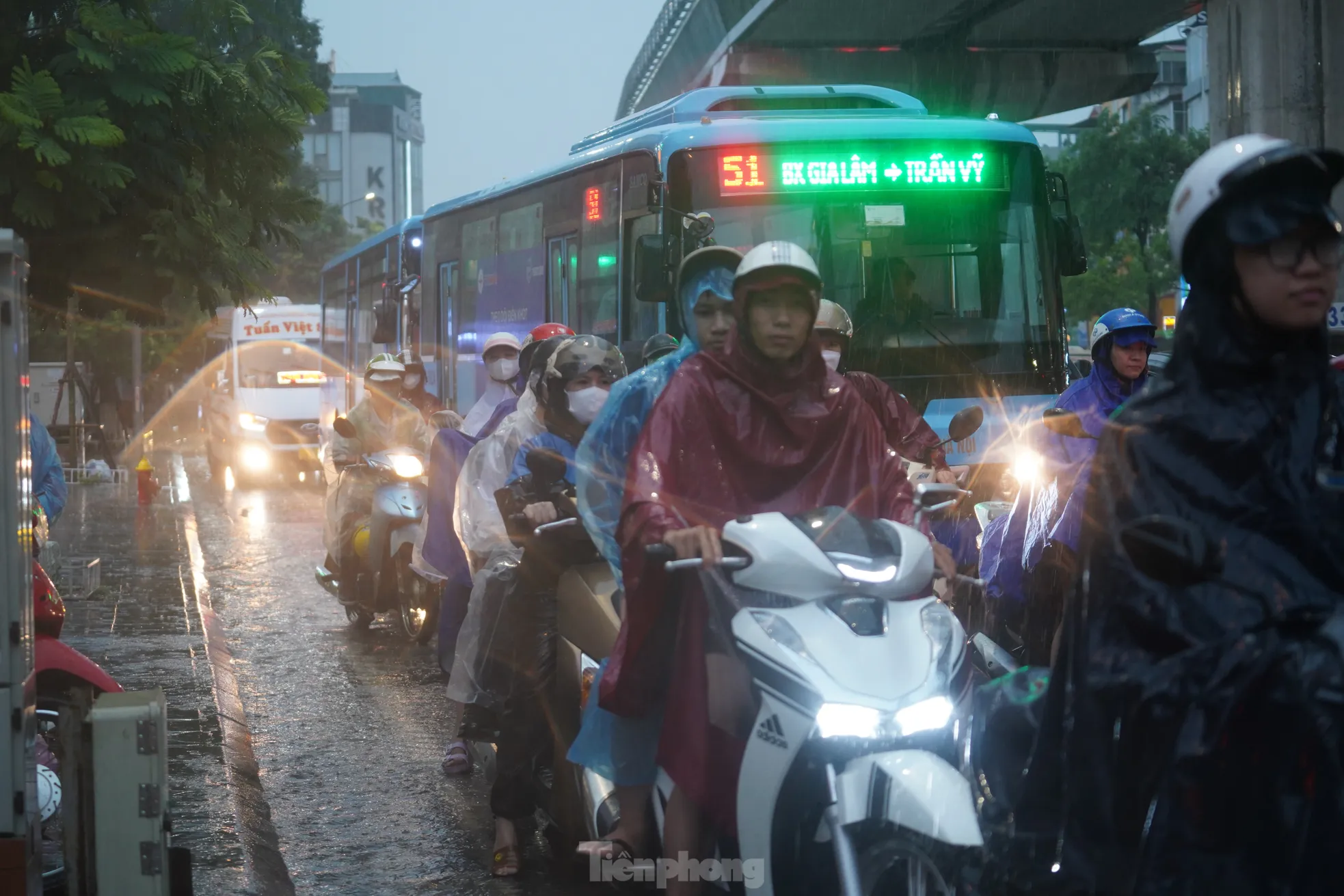 Mưa lớn tê liệt giao thông Hà Nội, người dân 'bơi' về nhà giữa phố ảnh 16
