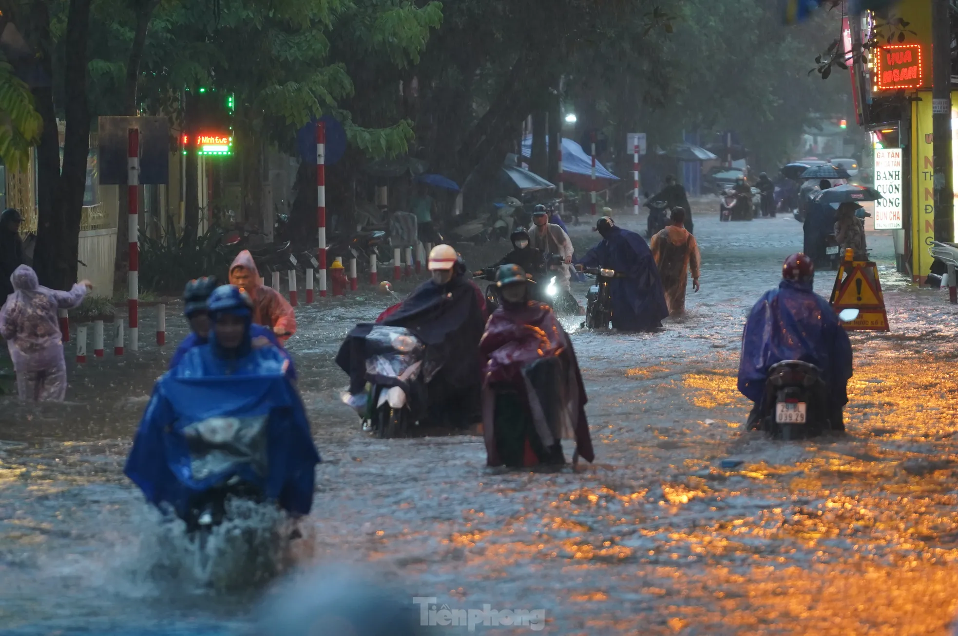 Mưa lớn tê liệt giao thông Hà Nội, người dân 'bơi' về nhà giữa phố ảnh 6