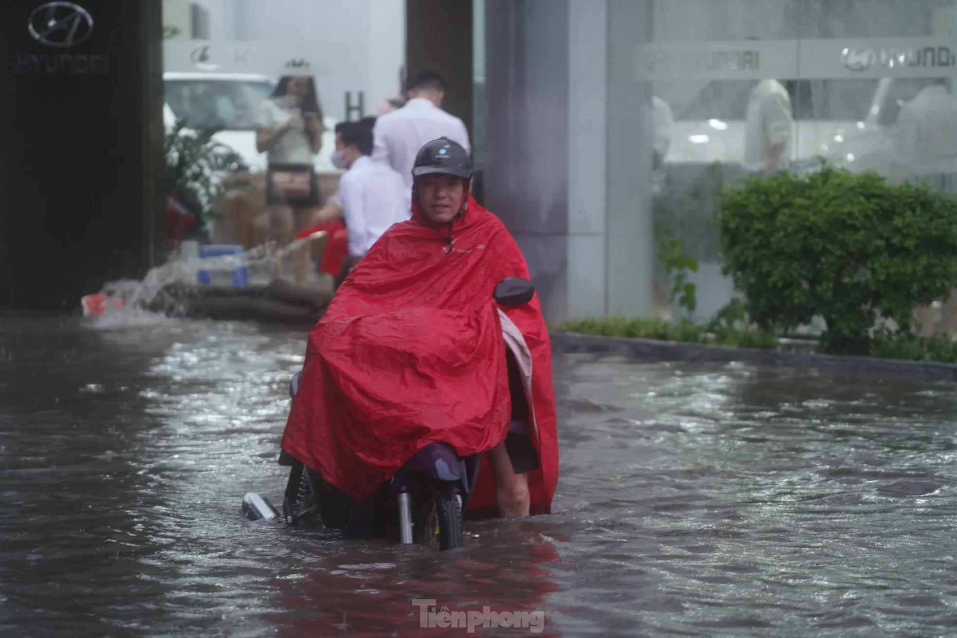 Mưa lớn tê liệt giao thông Hà Nội, người dân 'bơi' về nhà giữa phố ảnh 11