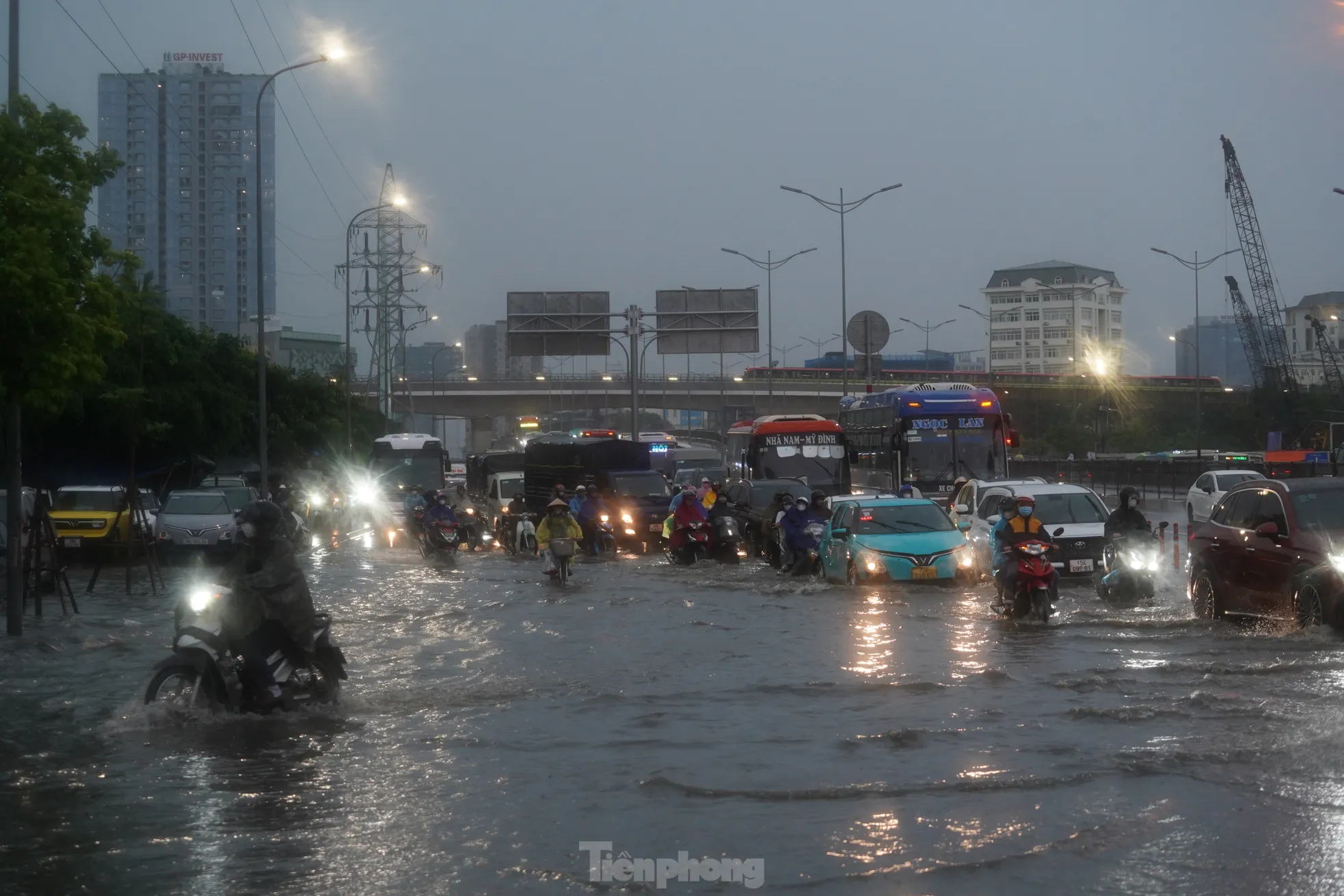 Mưa lớn tê liệt giao thông Hà Nội, người dân 'bơi' về nhà giữa phố ảnh 12