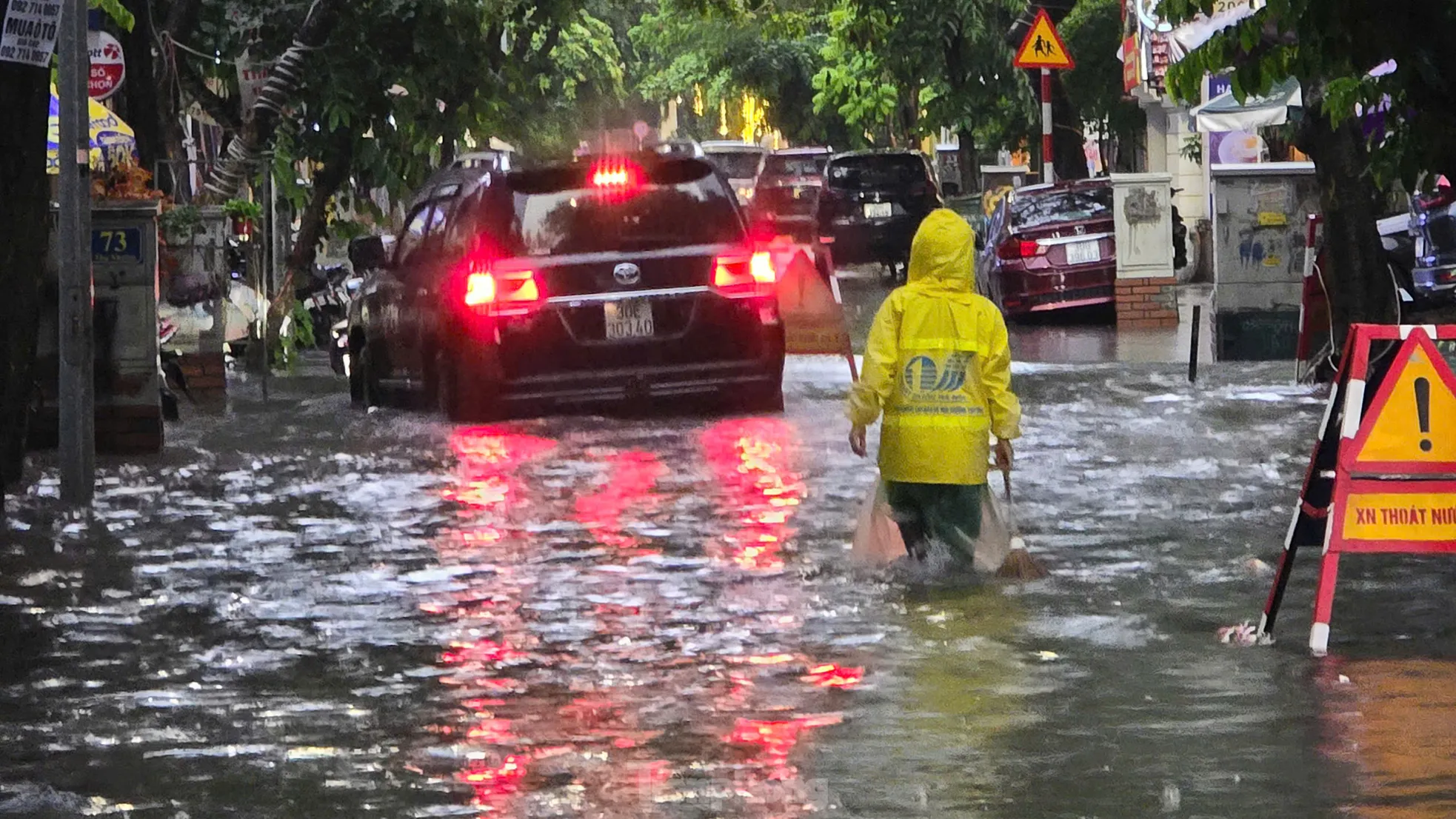 Mưa lớn tê liệt giao thông Hà Nội, người dân 'bơi' về nhà giữa phố ảnh 14