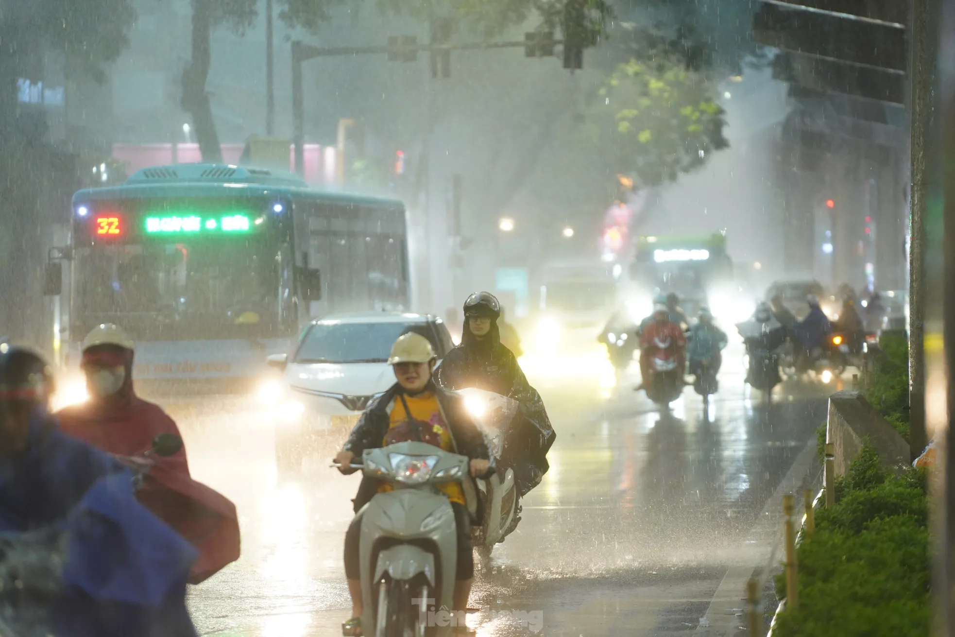 Mưa lớn tê liệt giao thông Hà Nội, người dân 'bơi' về nhà giữa phố ảnh 15