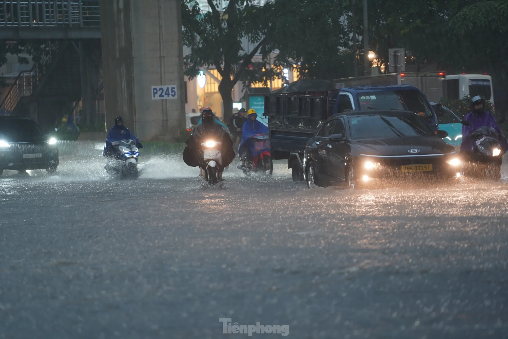 Mưa lớn tê liệt giao thông Hà Nội, người dân 'bơi' về nhà giữa phố ảnh 1