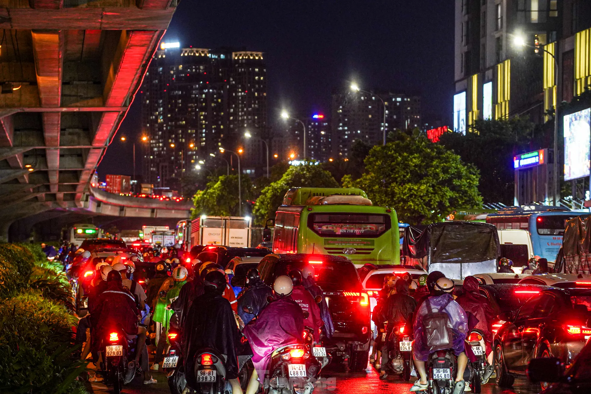 Sau cơn mưa là 'mệt và đói': Người Hà Nội lạc lối giữa tắc đường kéo dài đến đêm ảnh 13