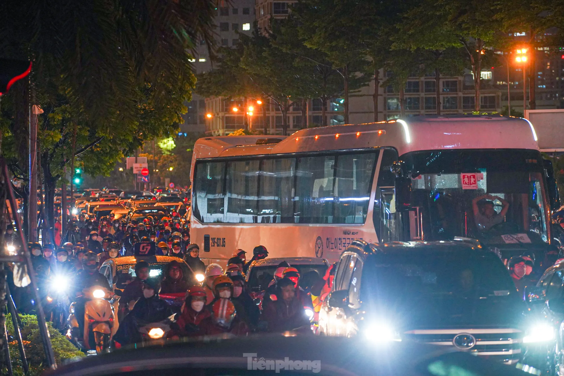 Sau cơn mưa là 'mệt và đói': Người Hà Nội lạc lối giữa tắc đường kéo dài đến đêm ảnh 14