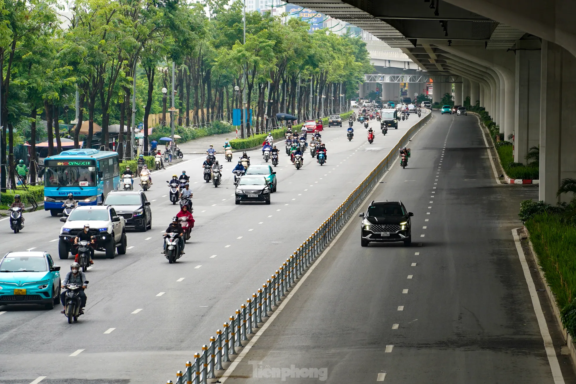 Ùn ứ, lộn xộn trên hai tuyến đường vừa phân làn tại Hà Nội ảnh 13