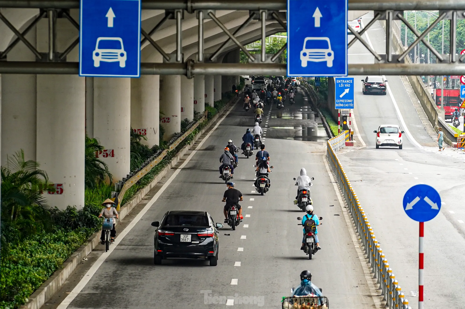 Ùn ứ, lộn xộn trên hai tuyến đường vừa phân làn tại Hà Nội ảnh 16
