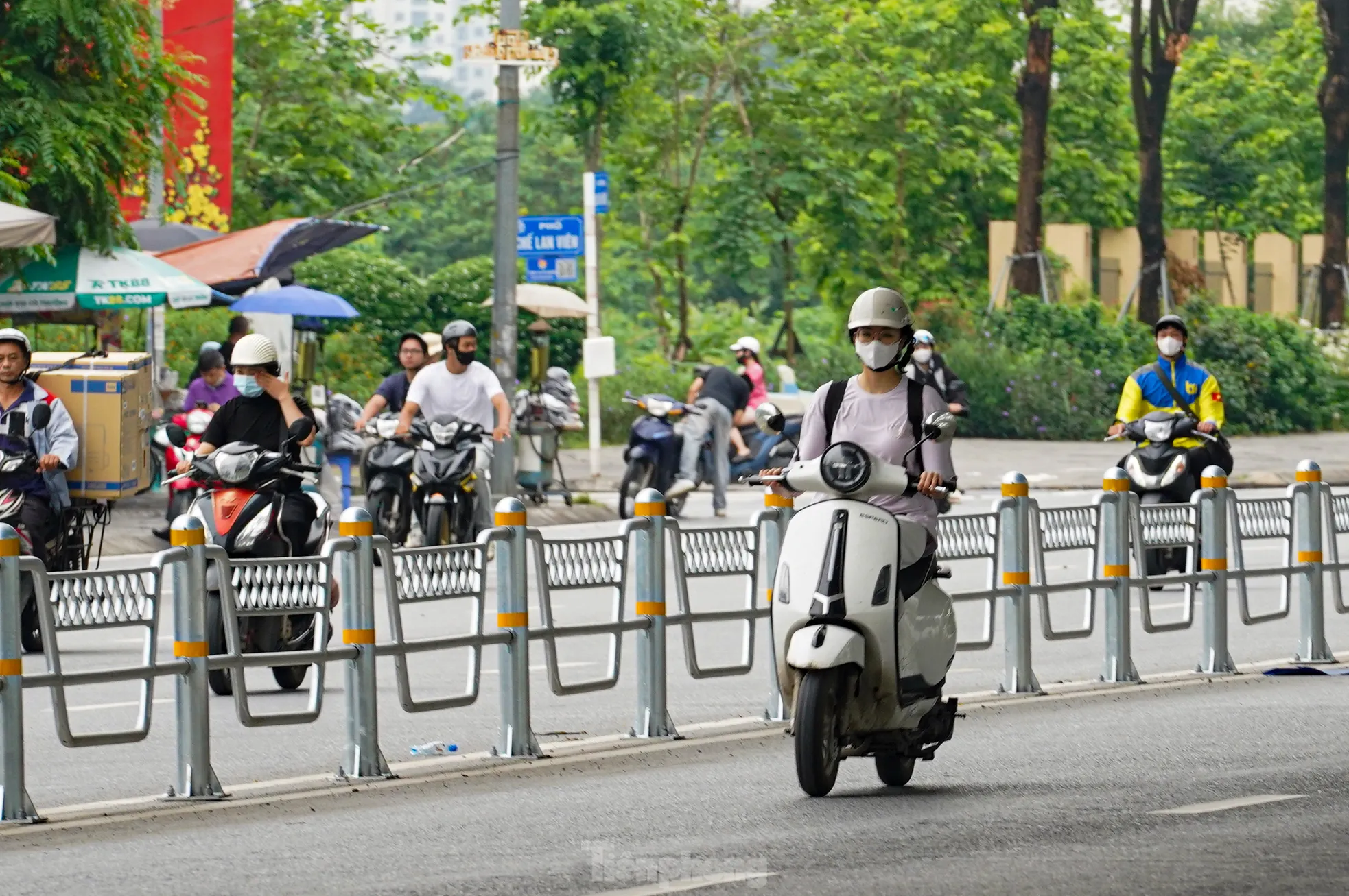Ùn ứ, lộn xộn trên hai tuyến đường vừa phân làn tại Hà Nội ảnh 18