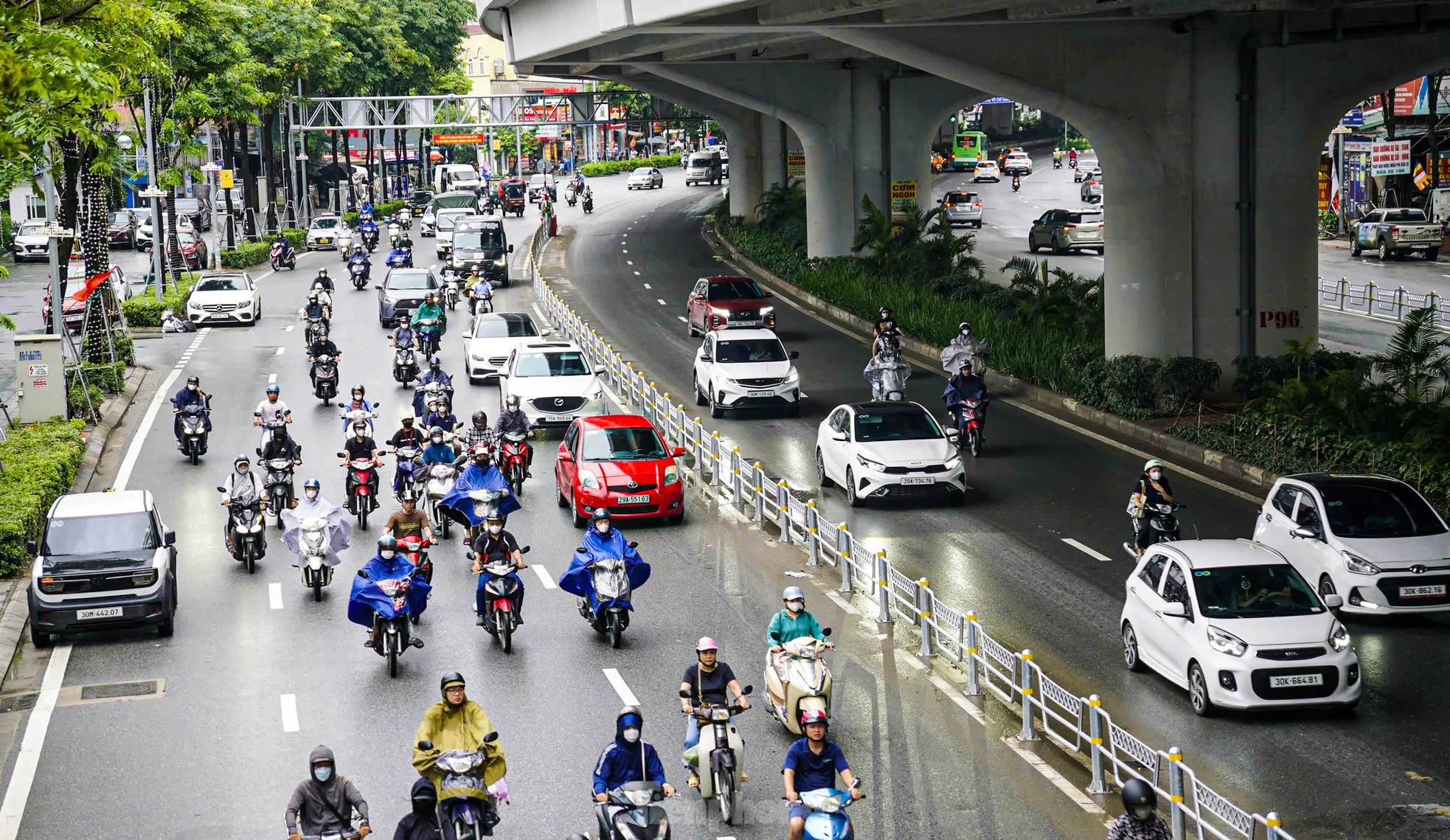 Ùn ứ, lộn xộn trên hai tuyến đường vừa phân làn tại Hà Nội ảnh 17