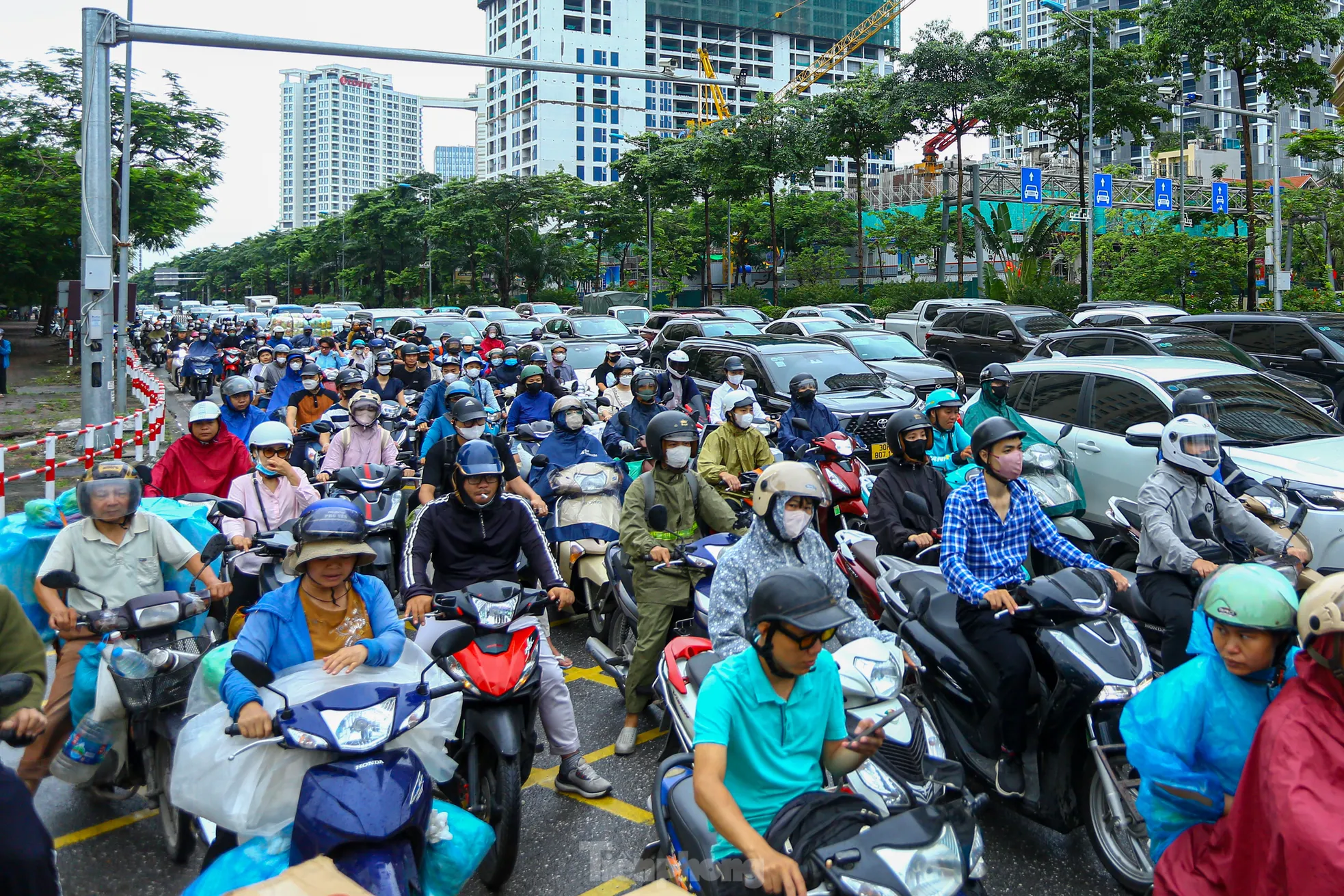 Ùn ứ, lộn xộn trên hai tuyến đường vừa phân làn tại Hà Nội ảnh 8