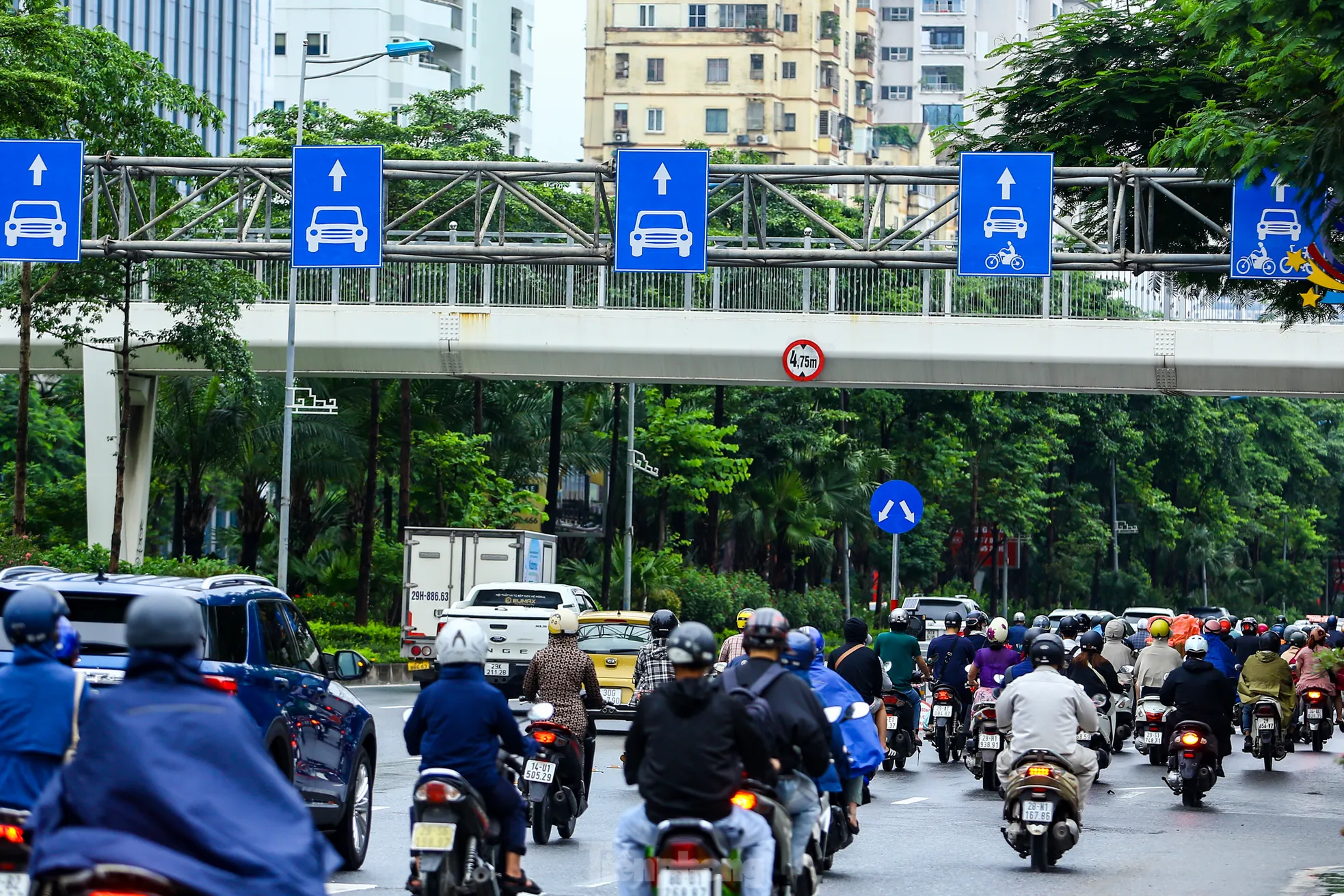 Ùn ứ, lộn xộn trên hai tuyến đường vừa phân làn tại Hà Nội ảnh 3