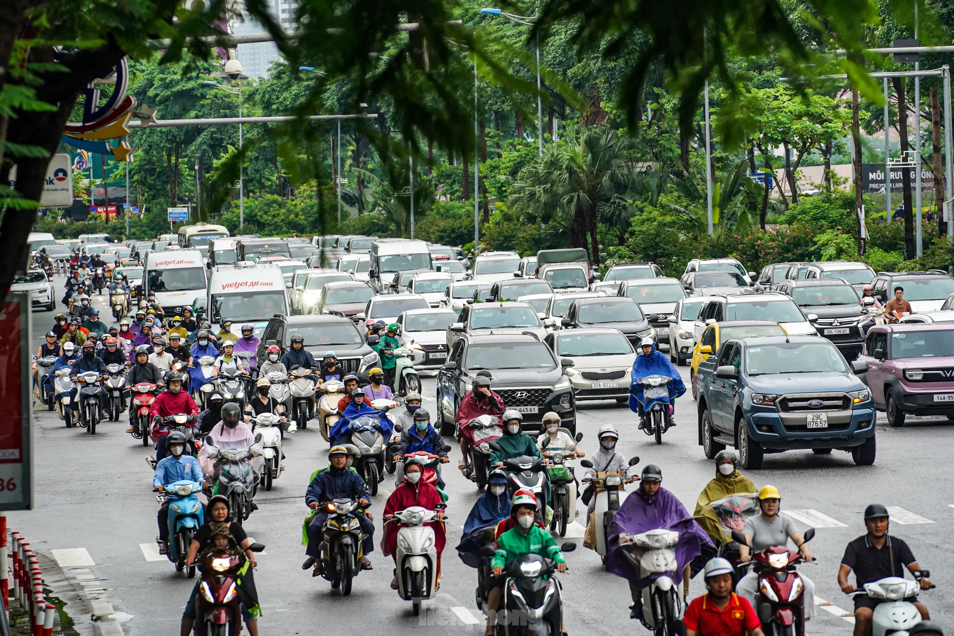 Ùn ứ, lộn xộn trên hai tuyến đường vừa phân làn tại Hà Nội ảnh 9