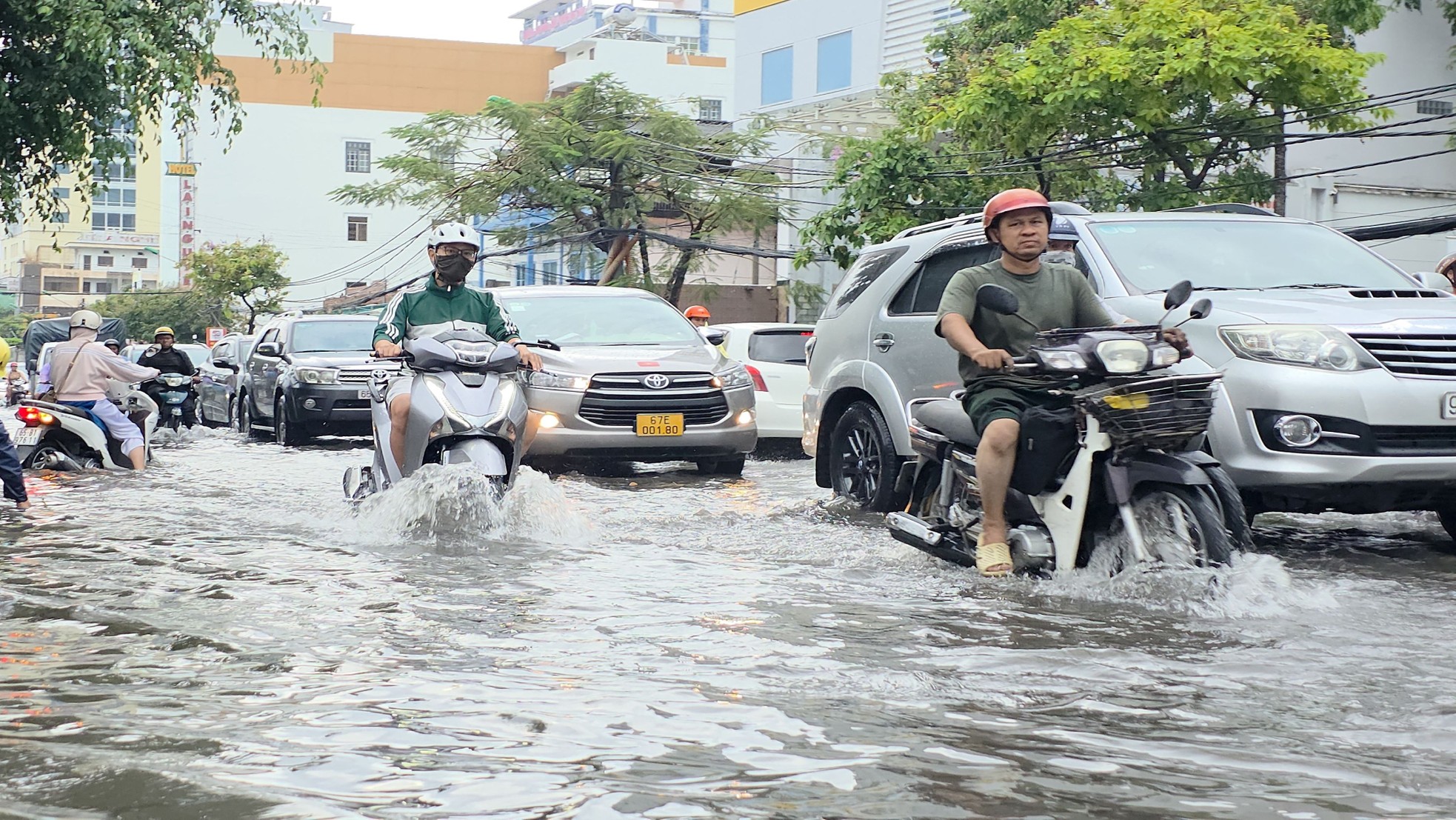 Mưa lớn kéo dài, nhiều tuyến đường nội đô Cần Thơ chìm trong nước ảnh 1