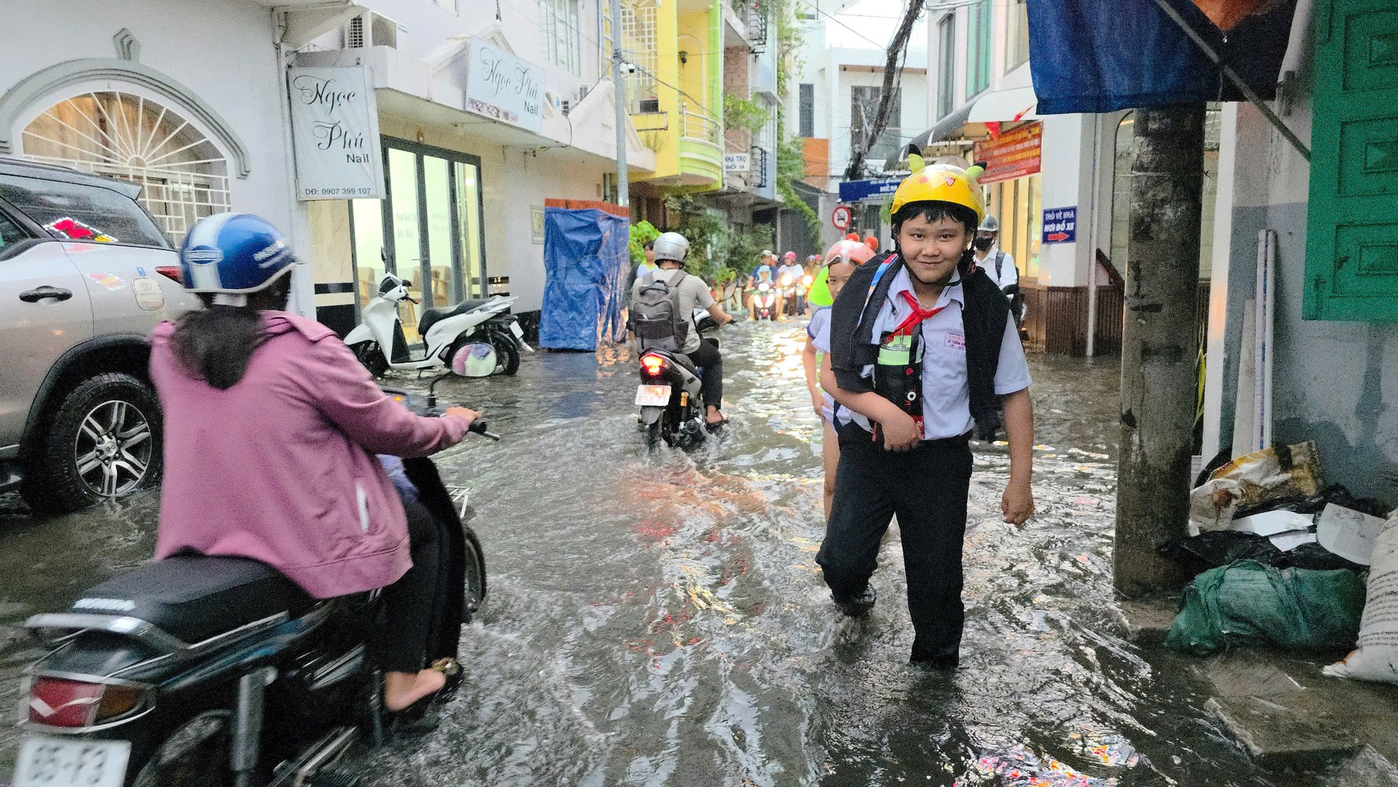 Cần Thơ ngập sâu, người dân vất vả di chuyển sau cơn mưa cuối ngày ảnh 3