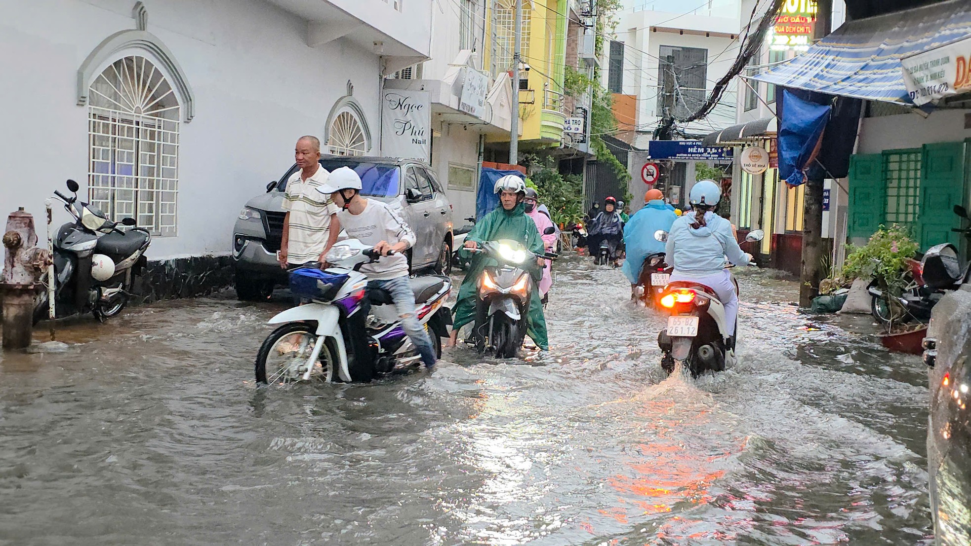 Cần Thơ ngập sâu, người dân vất vả di chuyển sau cơn mưa cuối ngày ảnh 4