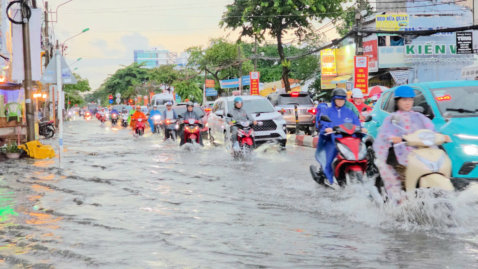 Cần Thơ ngập sâu, người dân vất vả di chuyển sau cơn mưa cuối ngày ảnh 6