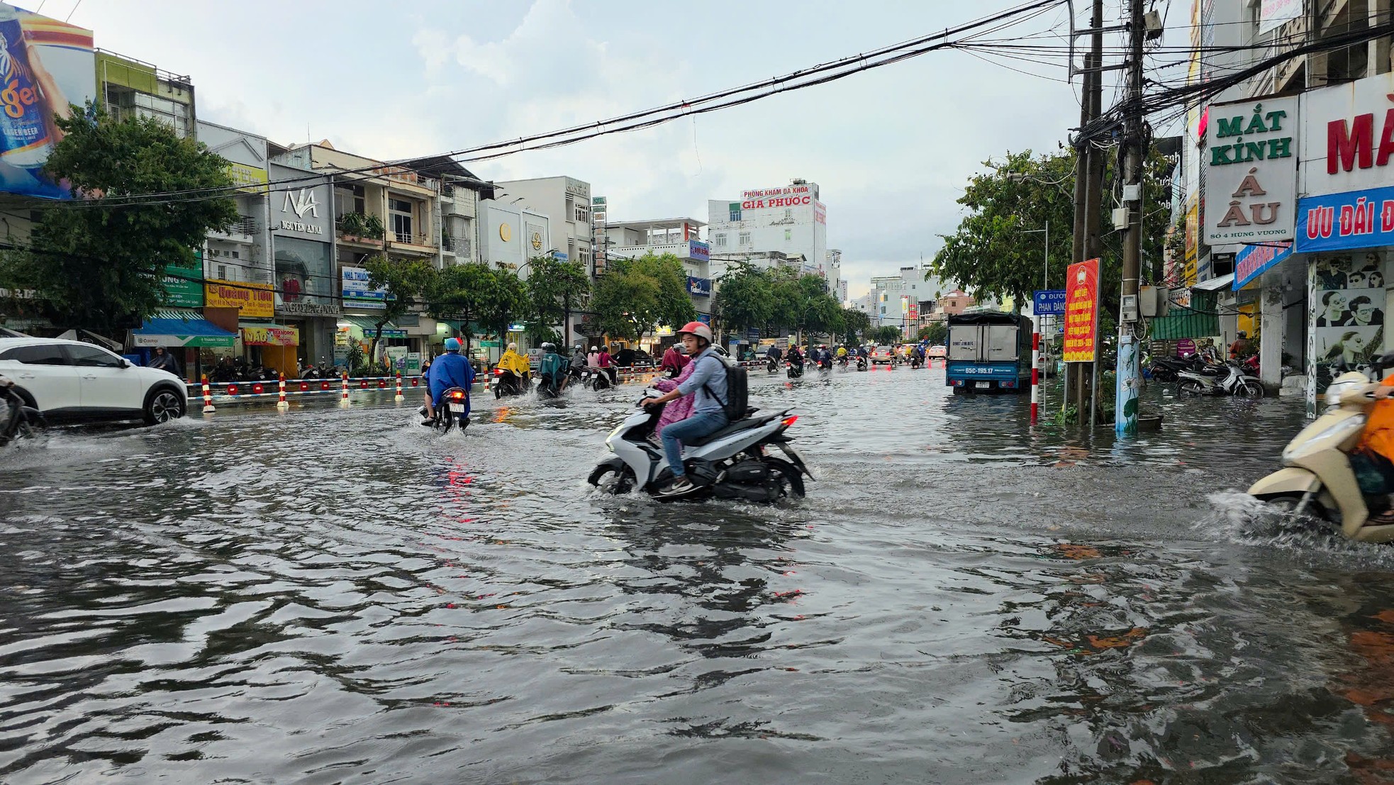 Cần Thơ ngập sâu, người dân vất vả di chuyển sau cơn mưa cuối ngày ảnh 5