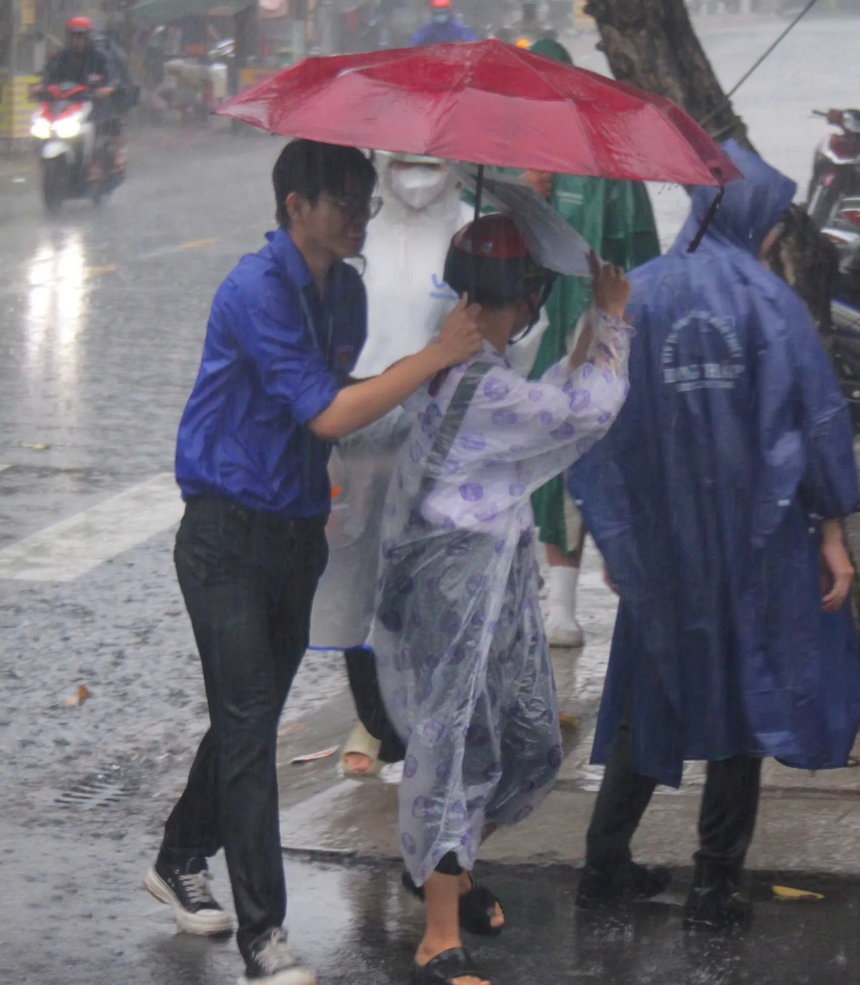 Tình nguyện viên dầm mưa hỗ trợ thí sinh ảnh 4