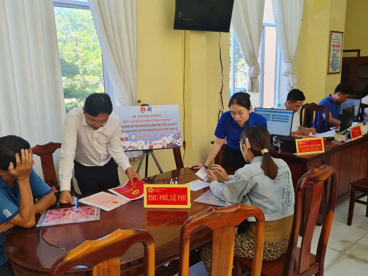 ‘Đi từng ngõ, gõ từng nhà’ hỗ trợ người dân vùng biên ảnh 4