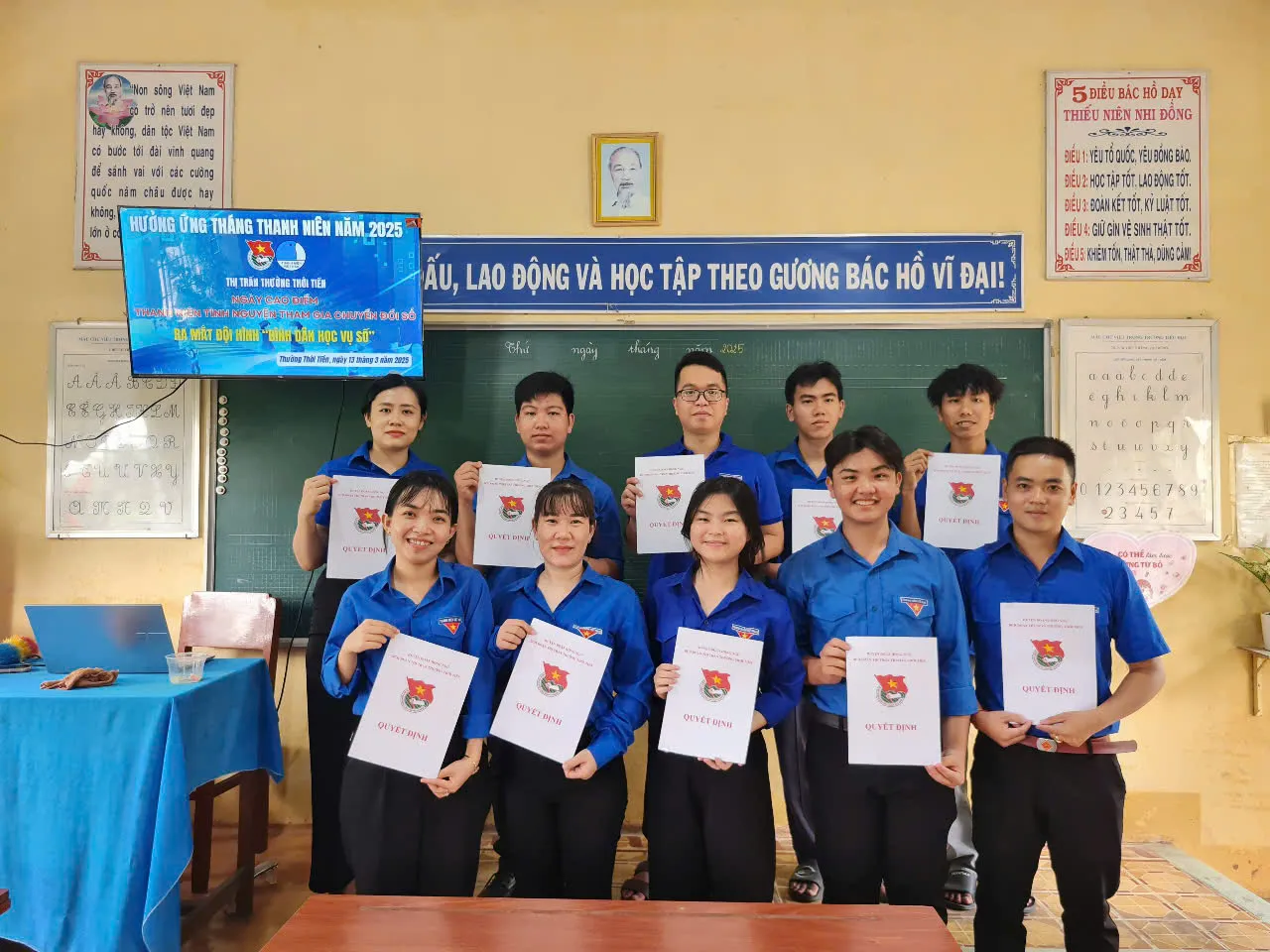 ‘Đi từng ngõ, gõ từng nhà’ hỗ trợ người dân vùng biên ảnh 12