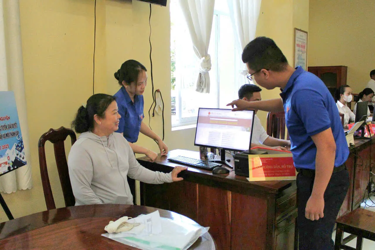 ‘Đi từng ngõ, gõ từng nhà’ hỗ trợ người dân vùng biên ảnh 1