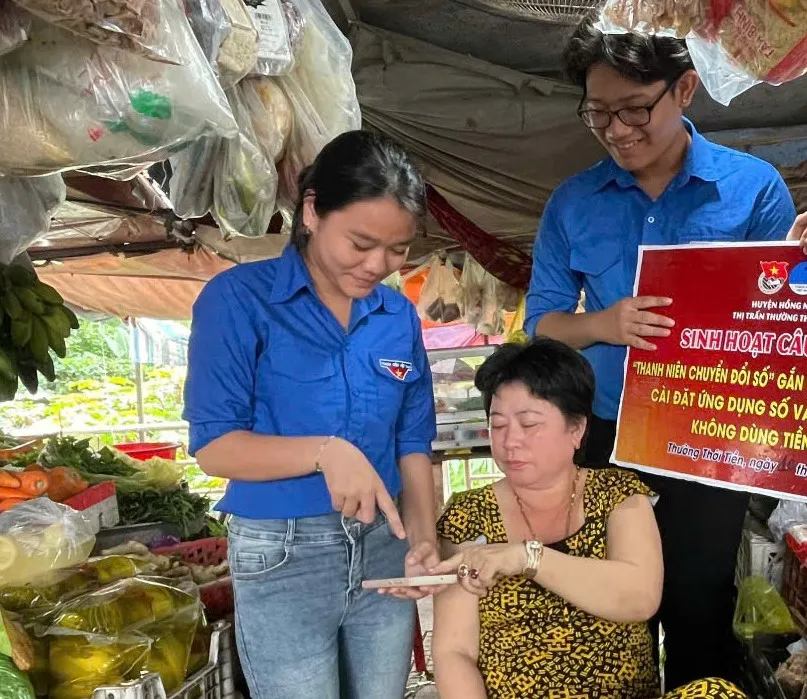 ‘Đi từng ngõ, gõ từng nhà’ hỗ trợ người dân vùng biên ảnh 6
