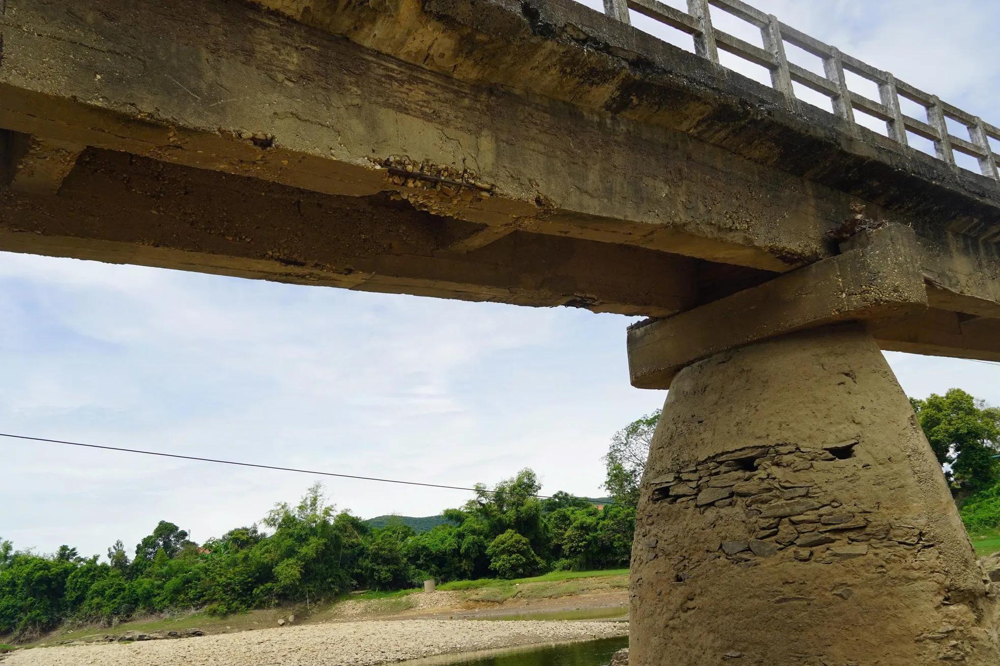 Người dân nín thở qua cây cầu xuống cấp nghiêm trọng ở Quảng Trị ảnh 15