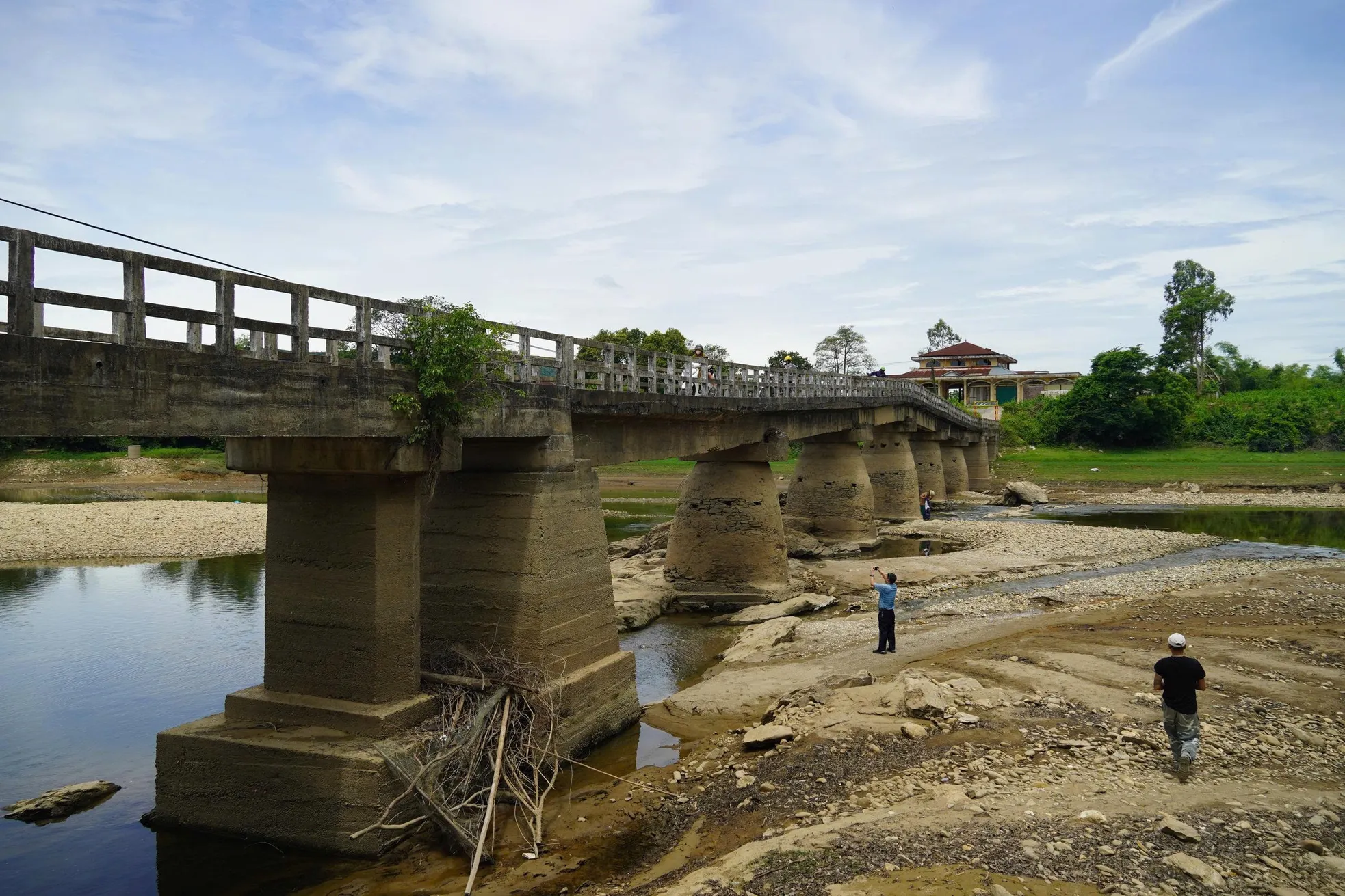 Người dân nín thở qua cây cầu xuống cấp nghiêm trọng ở Quảng Trị ảnh 1